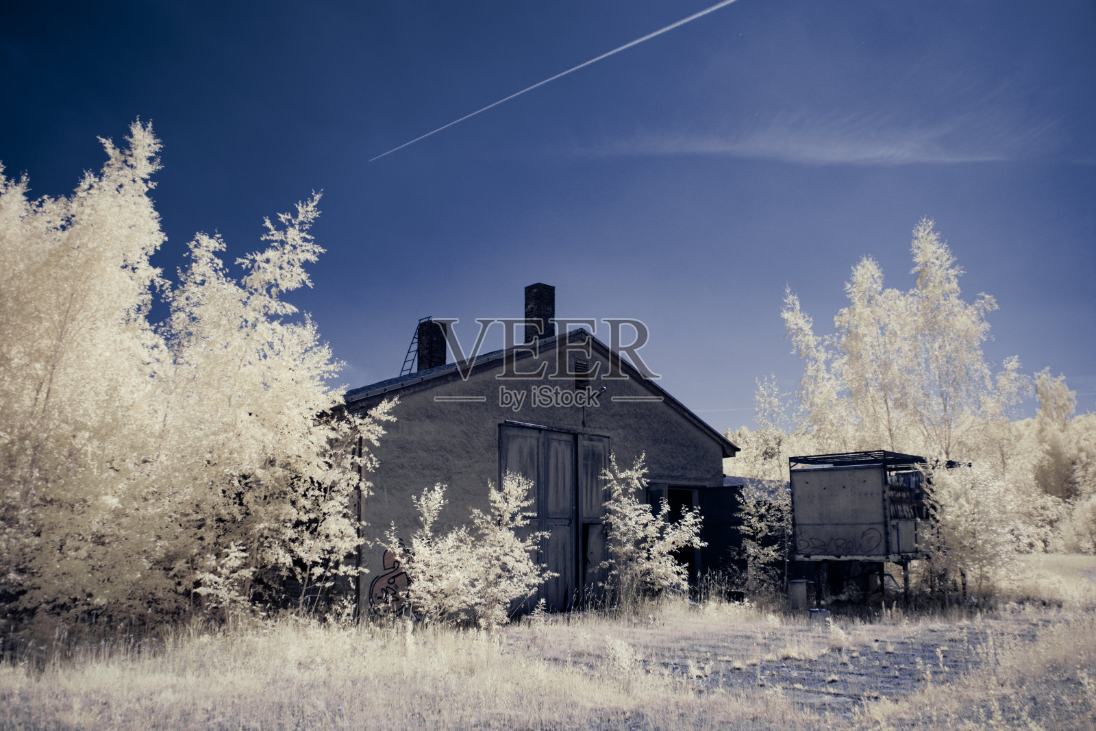 红外摄影-红外照片下的景观天空与云照片摄影图片