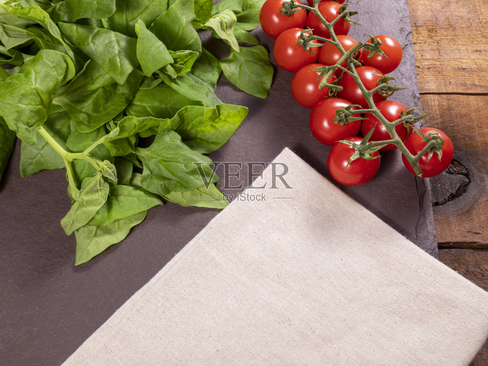 生菠菜炒面，素食，纯素食。健康的食物照片摄影图片