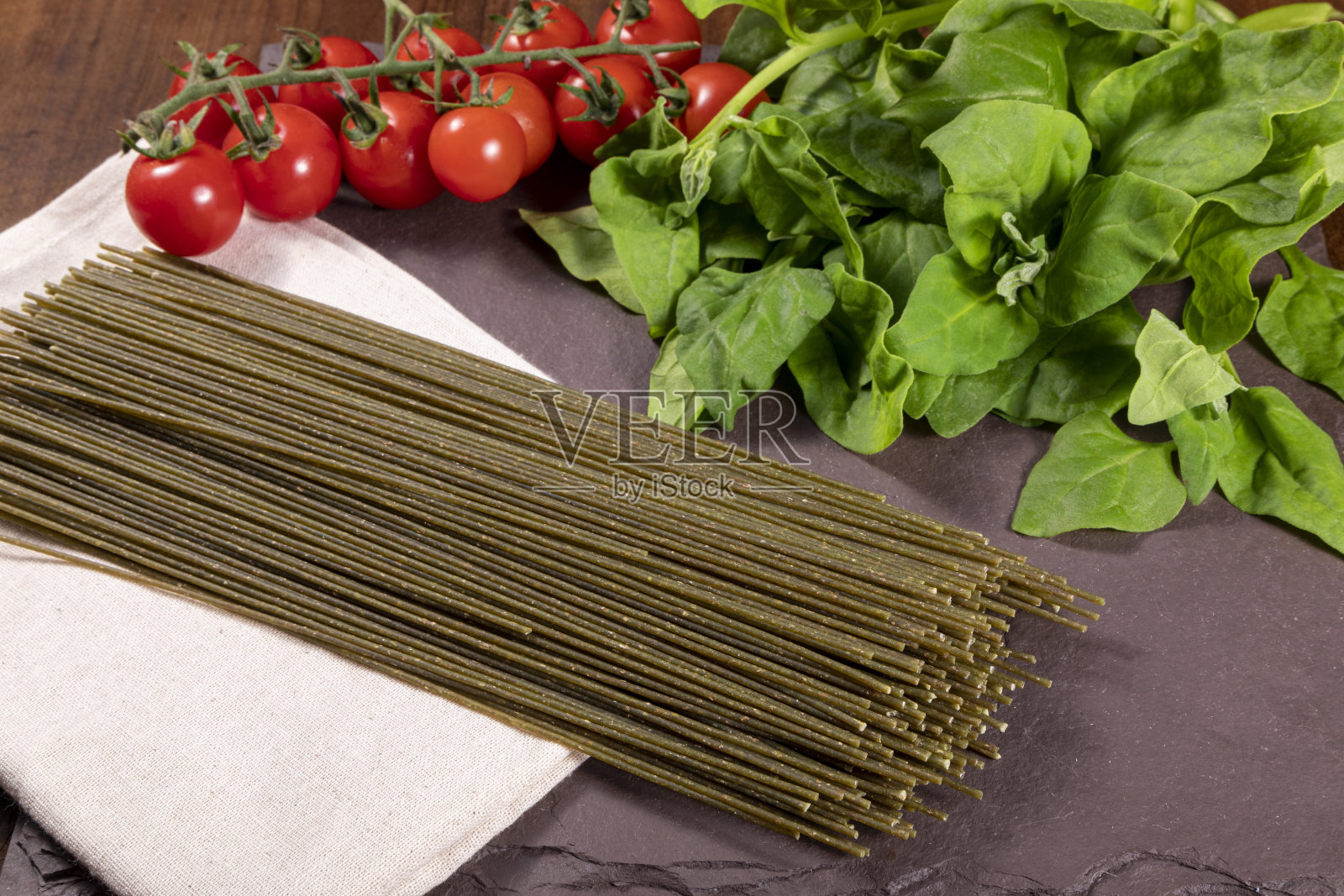 素食，素食菠菜面条。健康的食物照片摄影图片