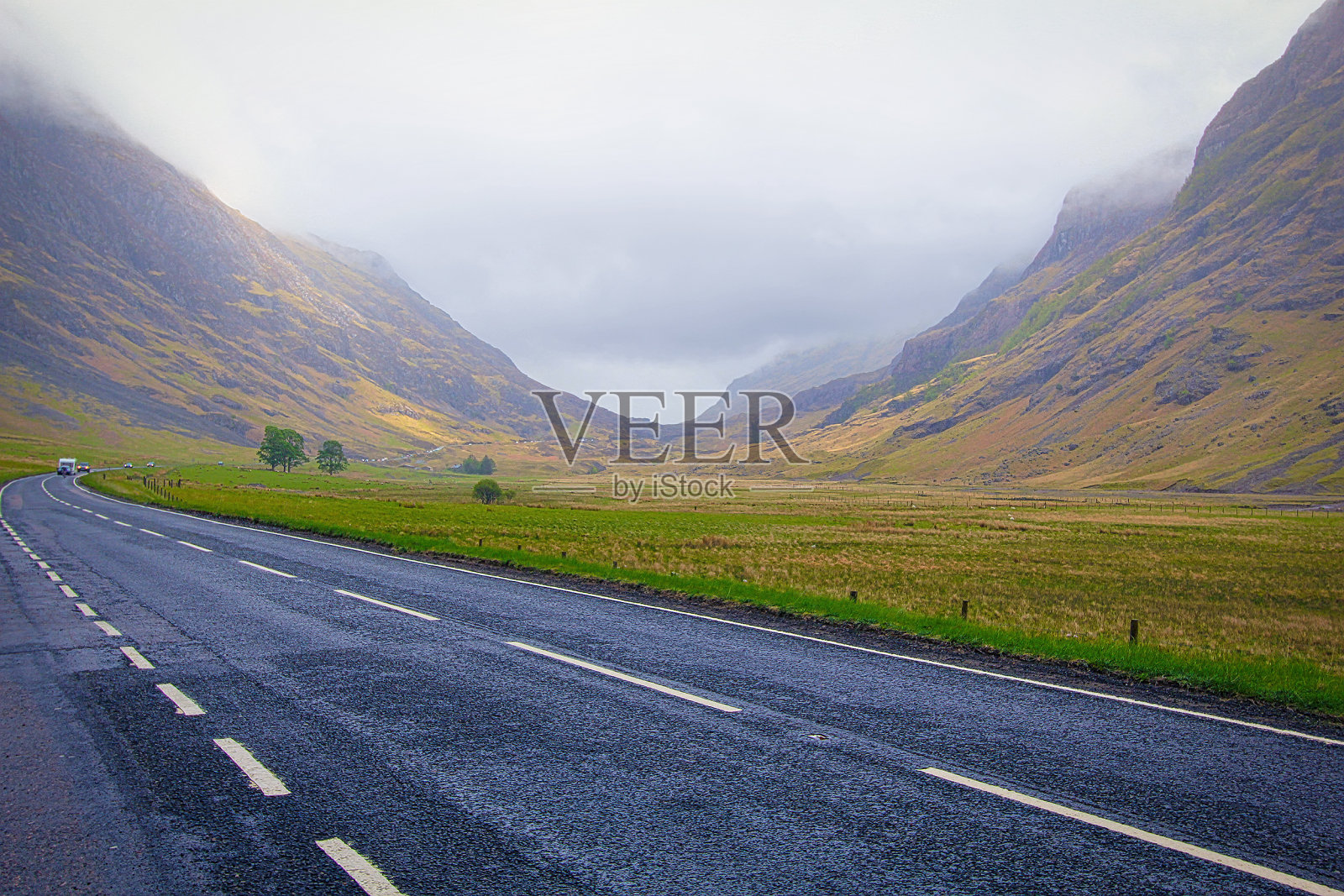 位于英国苏格兰的一条穿过苏格兰高地山脉的A82公路照片摄影图片