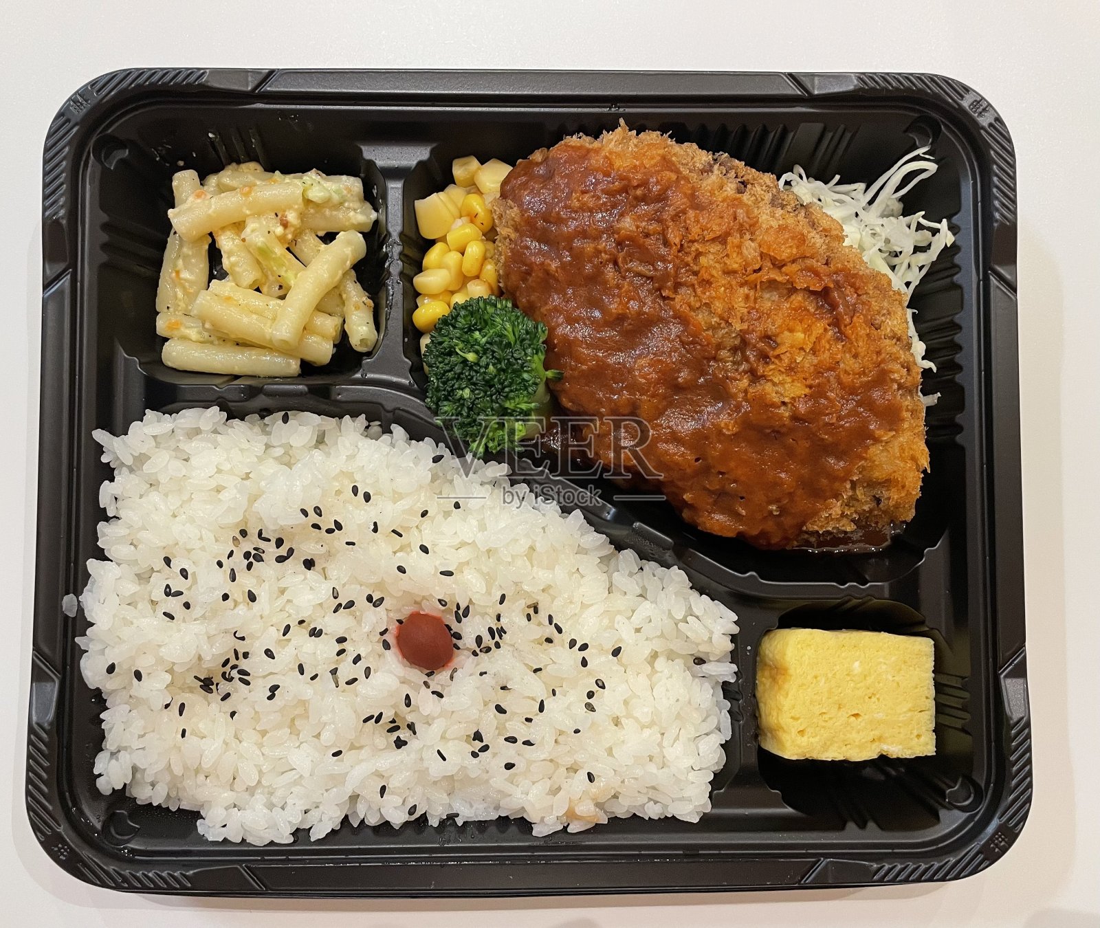 日式煎肉末便当盒照片摄影图片