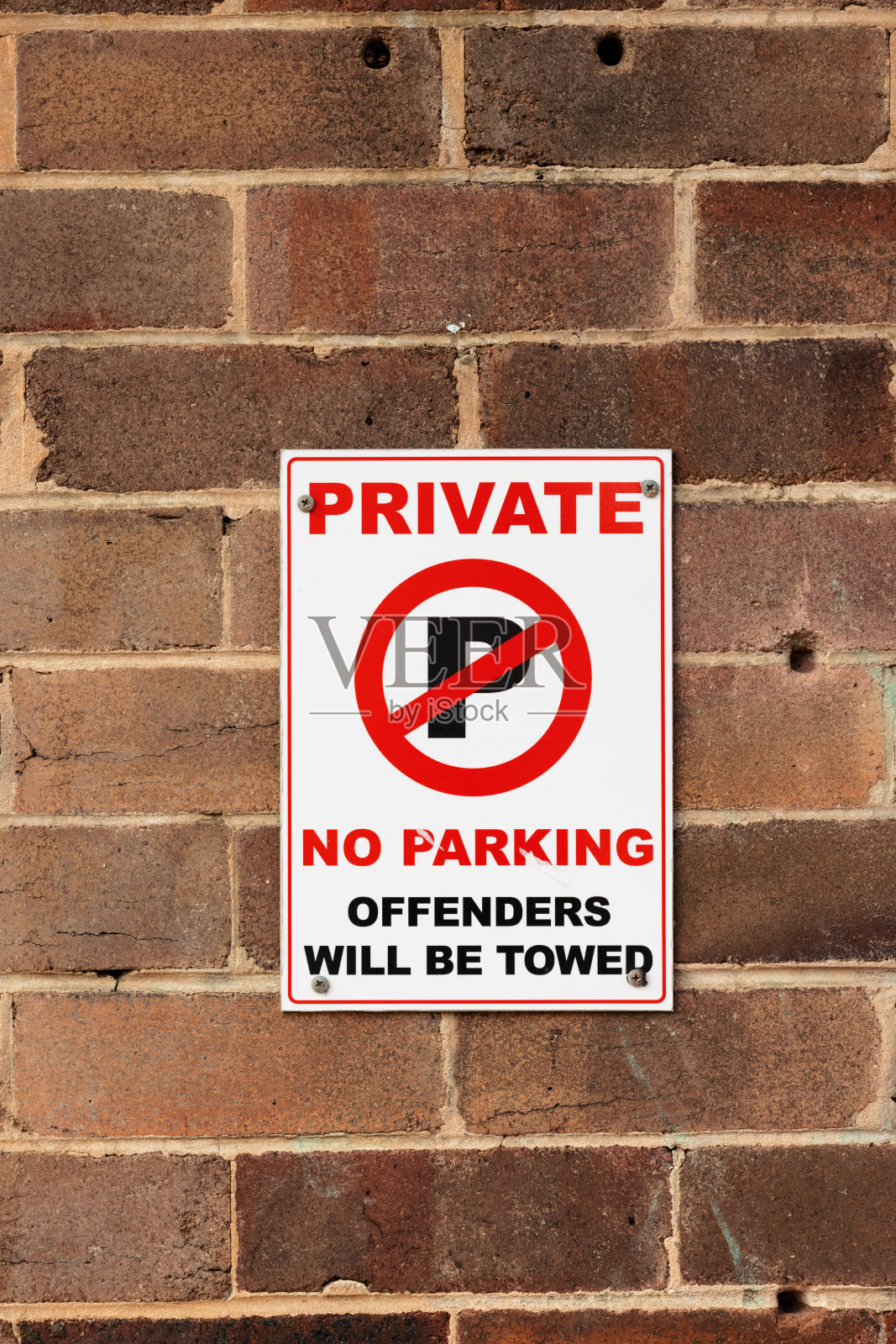 旧砖墙上的“禁止停车”标志照片摄影图片