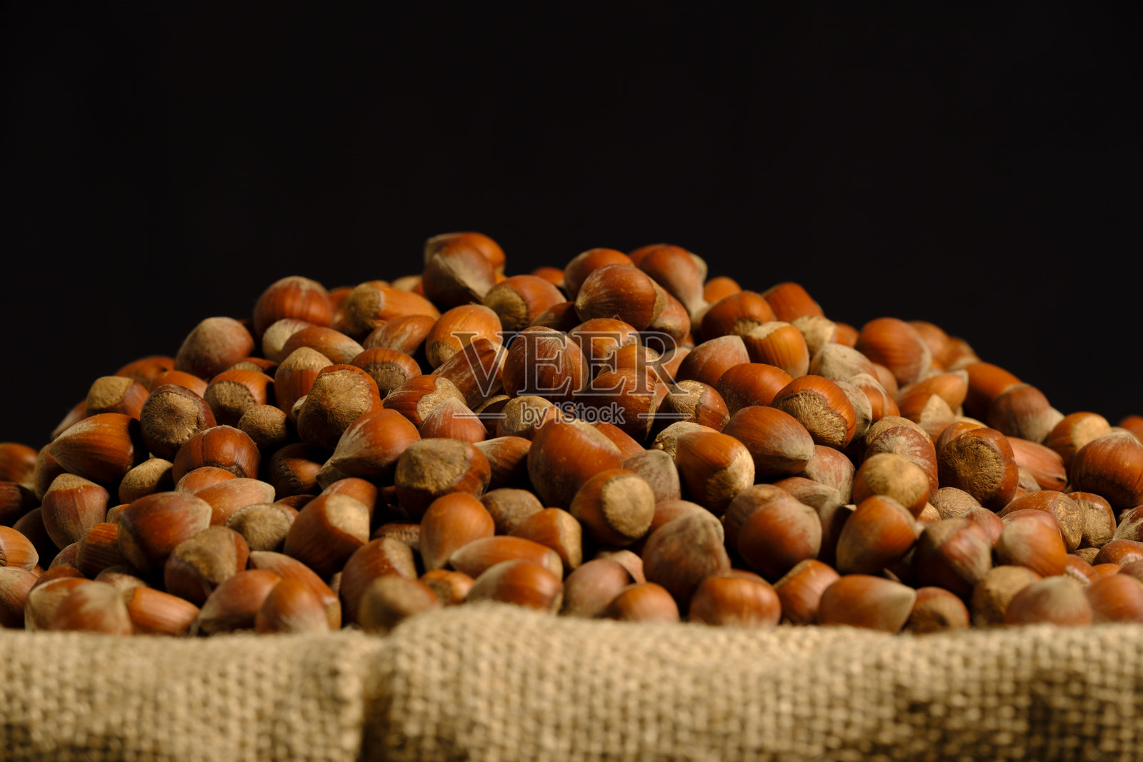 柳条上的榛子照片摄影图片