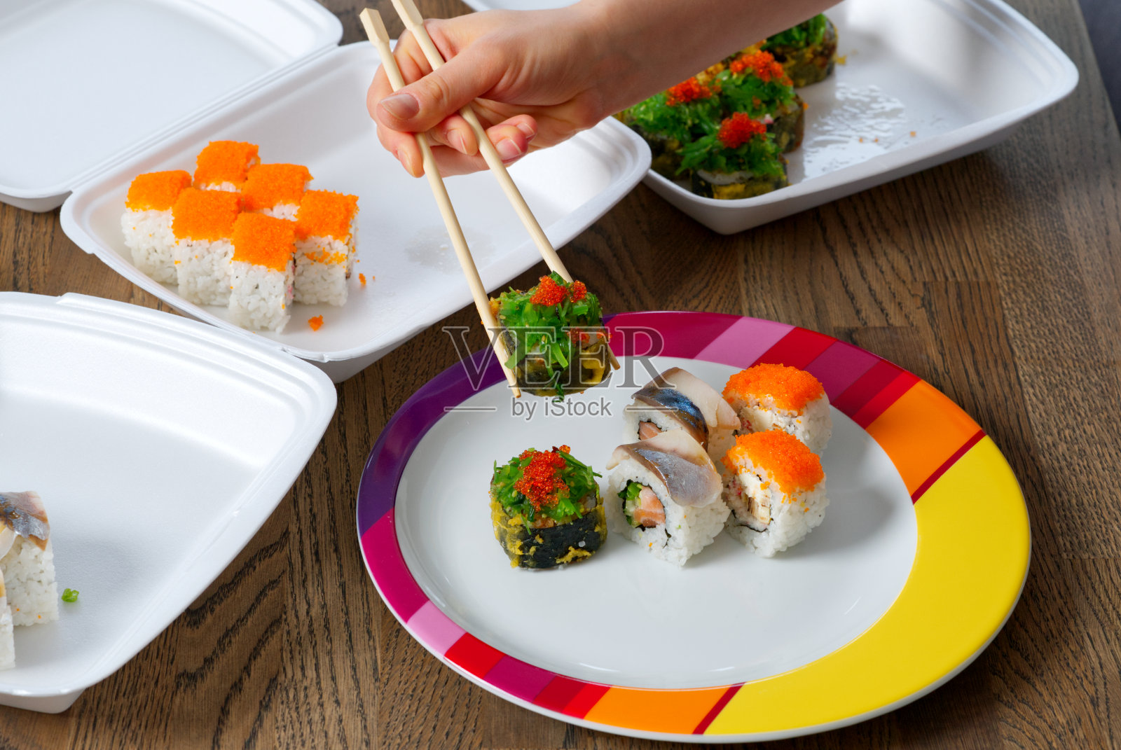 寿司搭配不同的鱼、海藻和鱼子酱。餐厅上门送餐照片摄影图片