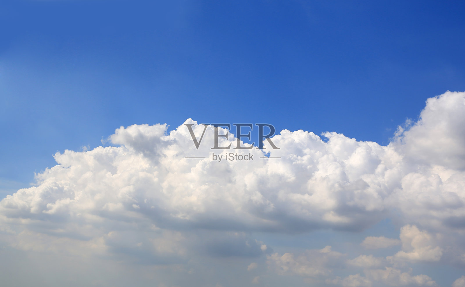 蓝天背景上的白云照片摄影图片