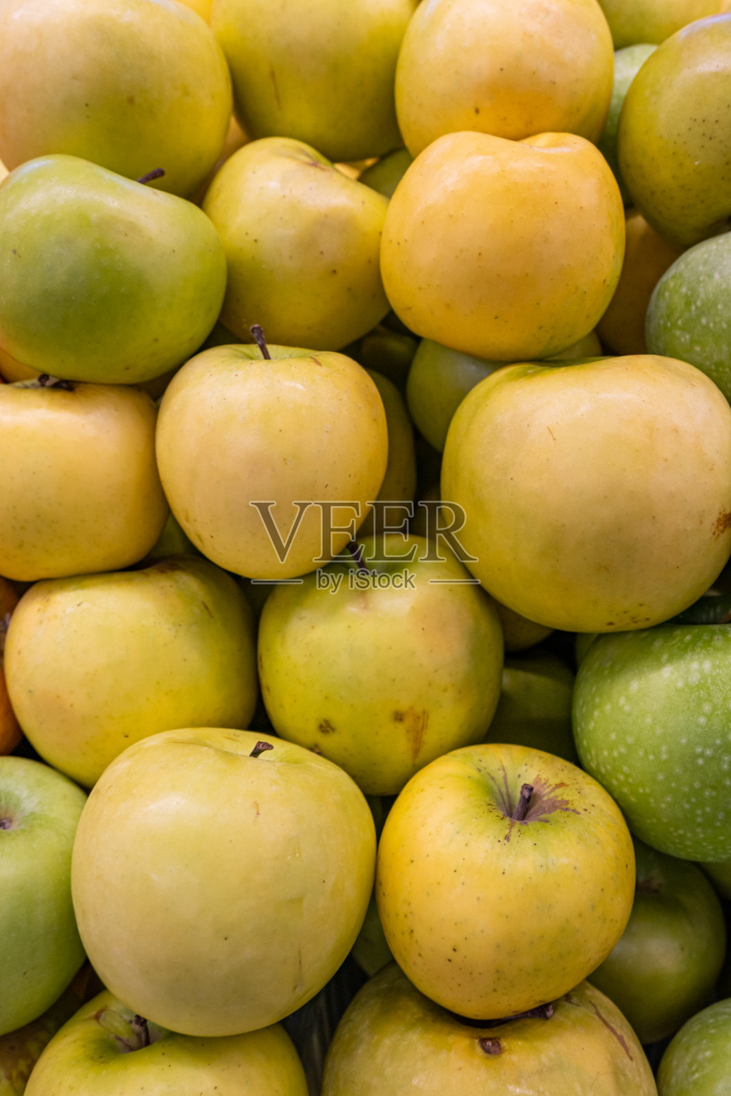 农家商店柜台上的新鲜成熟的苹果照片摄影图片