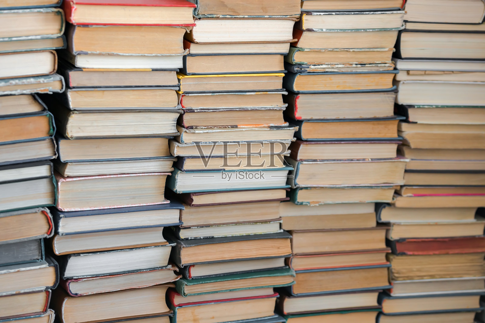 背景。图书馆里有许多旧书和教科书照片摄影图片