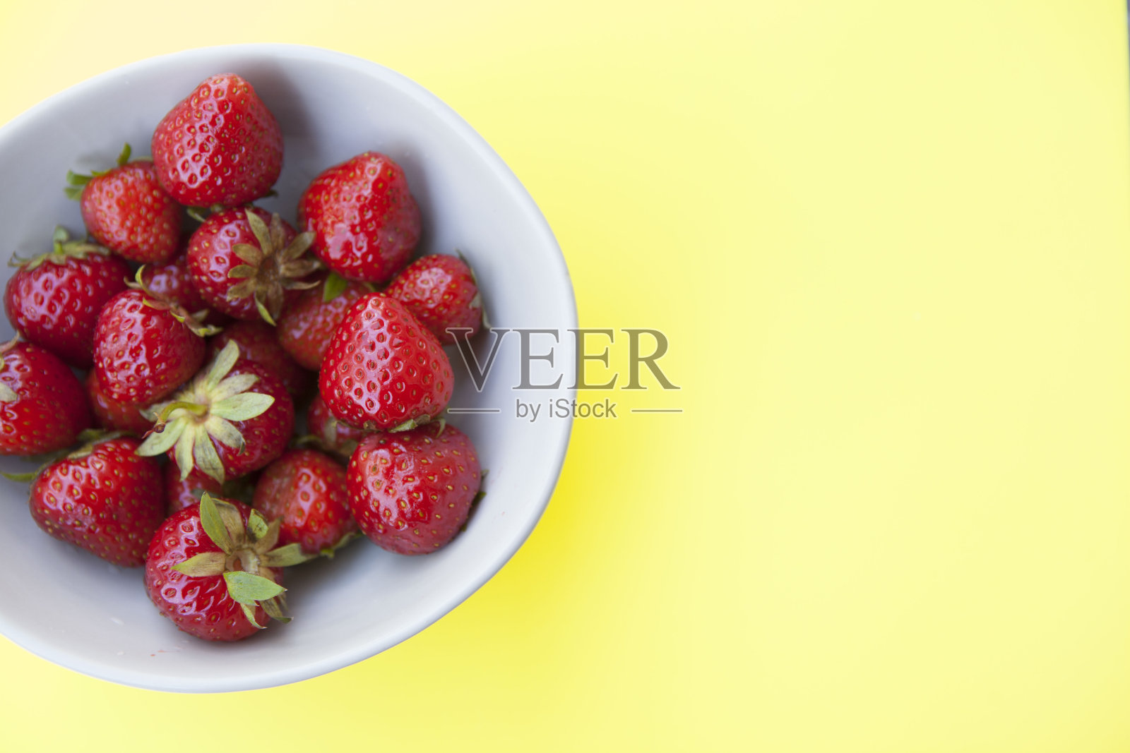 美味的成熟草莓在五颜六色的背景照片摄影图片