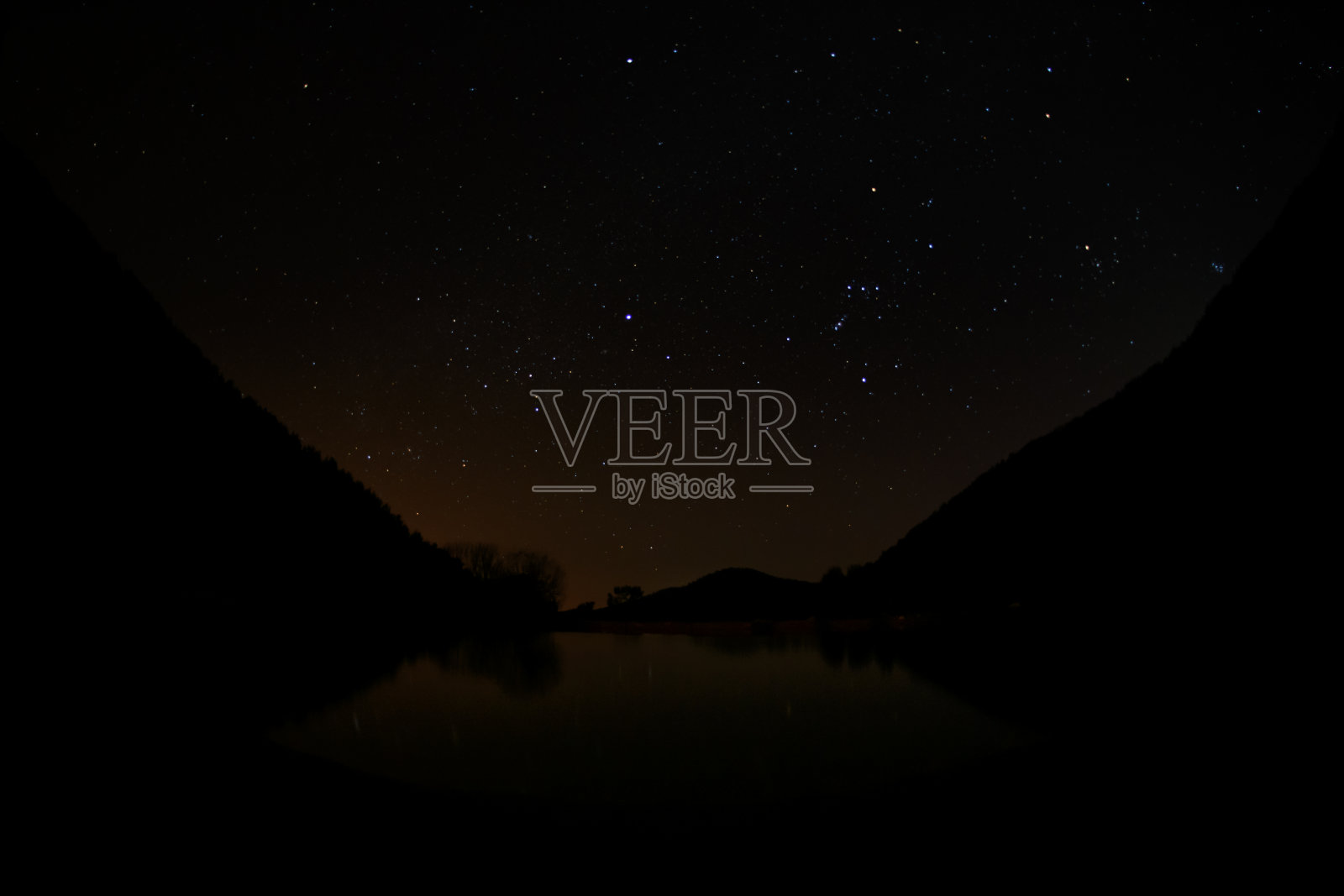 美丽的夜晚，星空在山和湖之间照片摄影图片