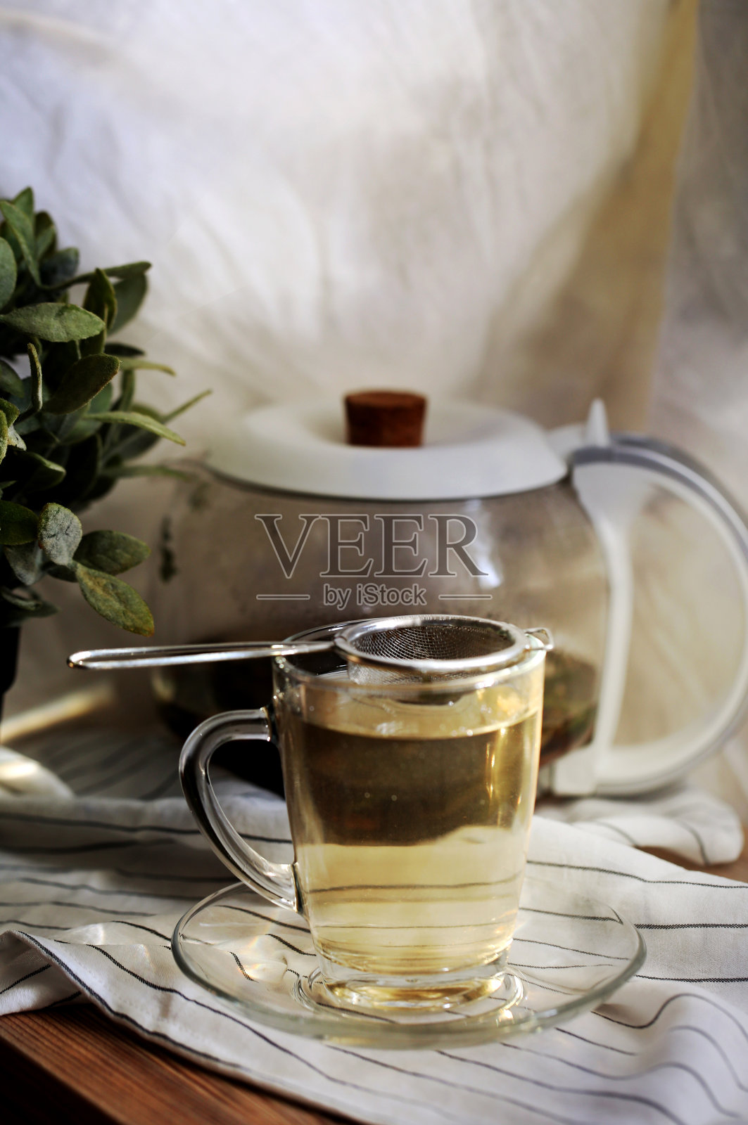 玻璃杯中的花草茶照片摄影图片