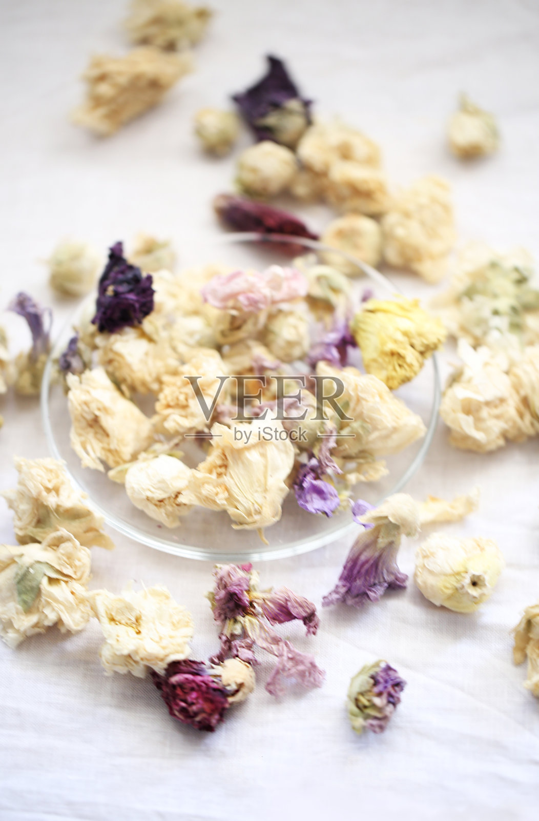 玻璃杯中的花草茶照片摄影图片