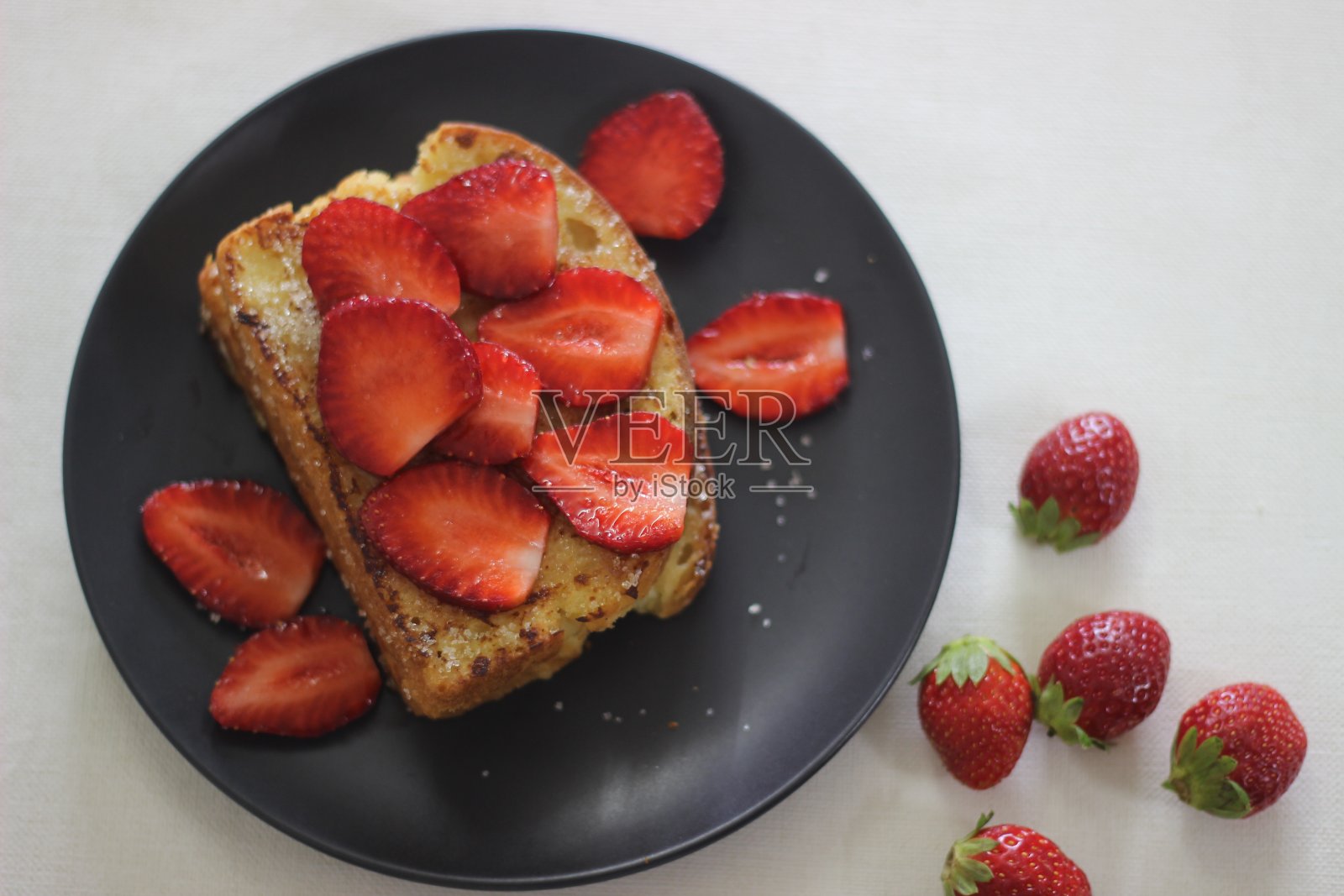 法式吐司配鲜切草莓作为早餐照片摄影图片