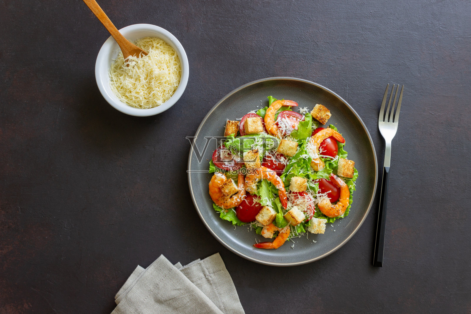 虾仁凯撒沙拉。健康饮食。饮食。菜谱。照片摄影图片