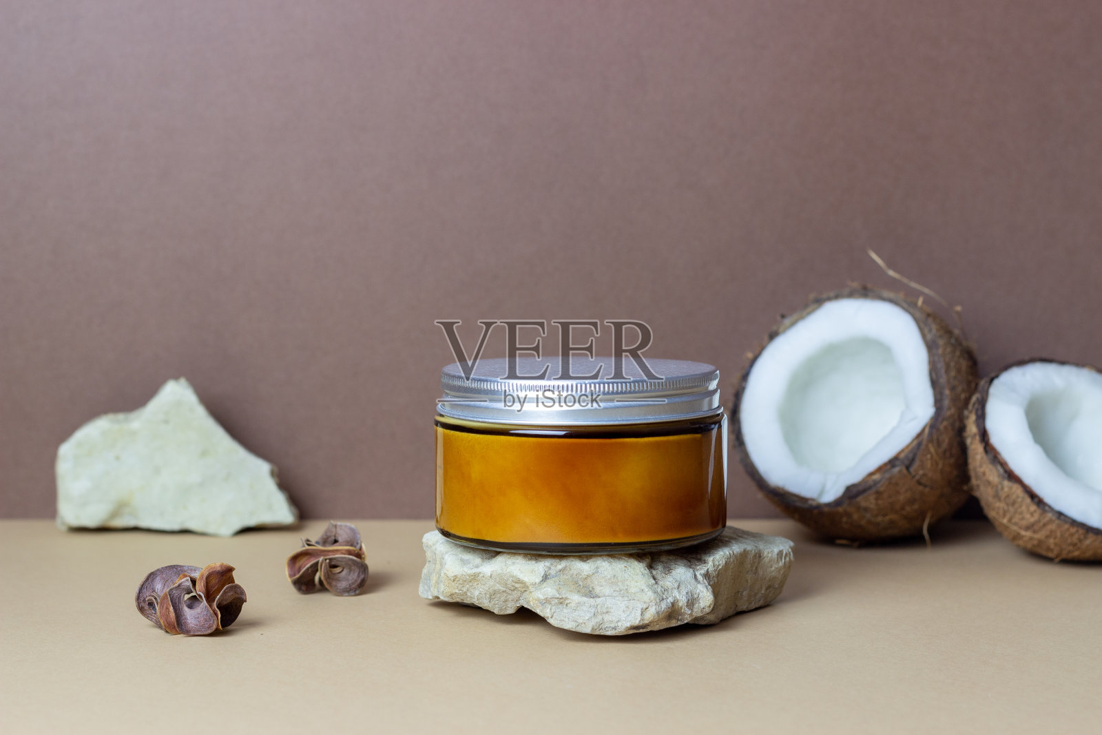 玻璃罐里的椰子奶油或椰子油和新鲜的椰子。天然的化妆品。照片摄影图片