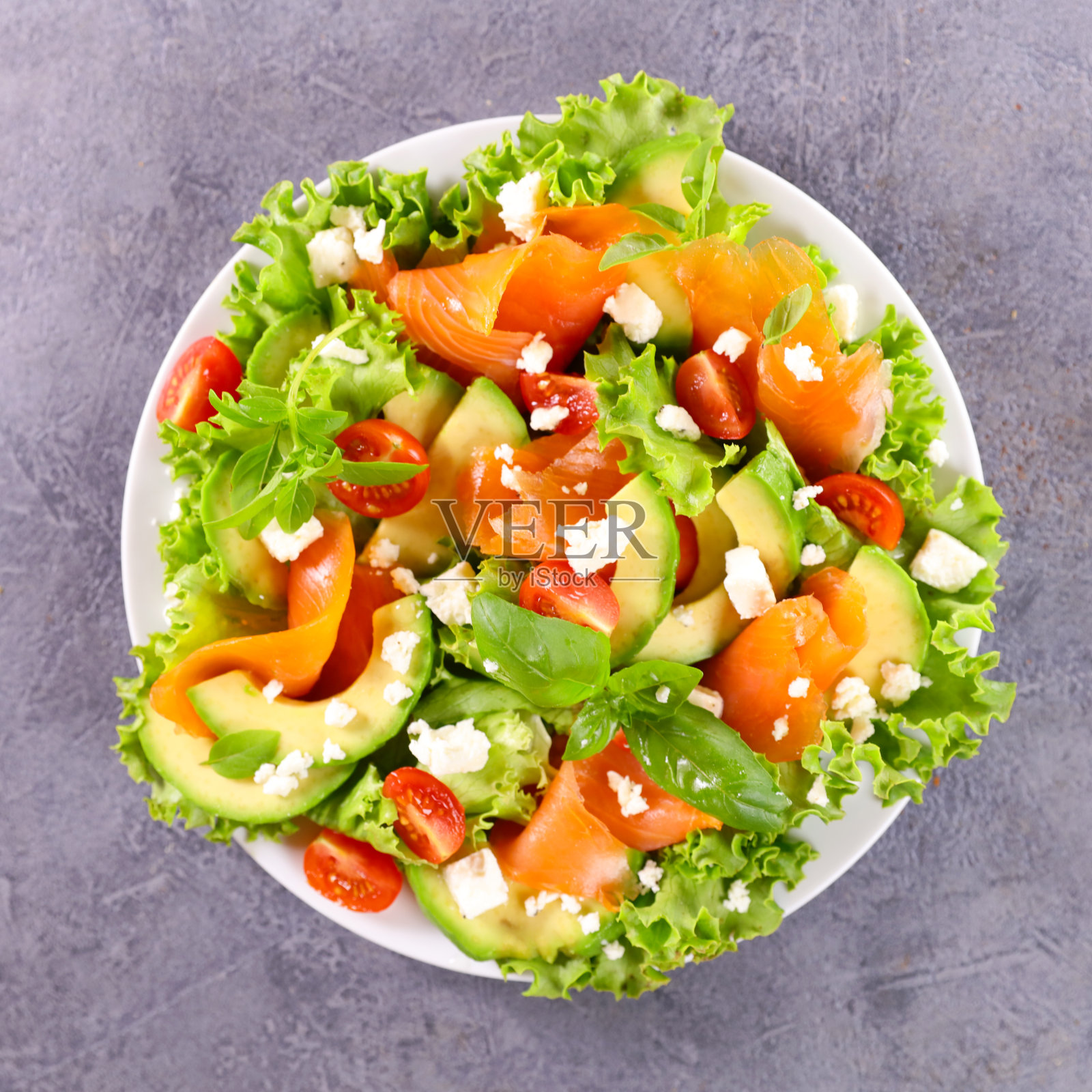 蔬菜沙拉配烟熏鲑鱼，番茄和鳄梨照片摄影图片