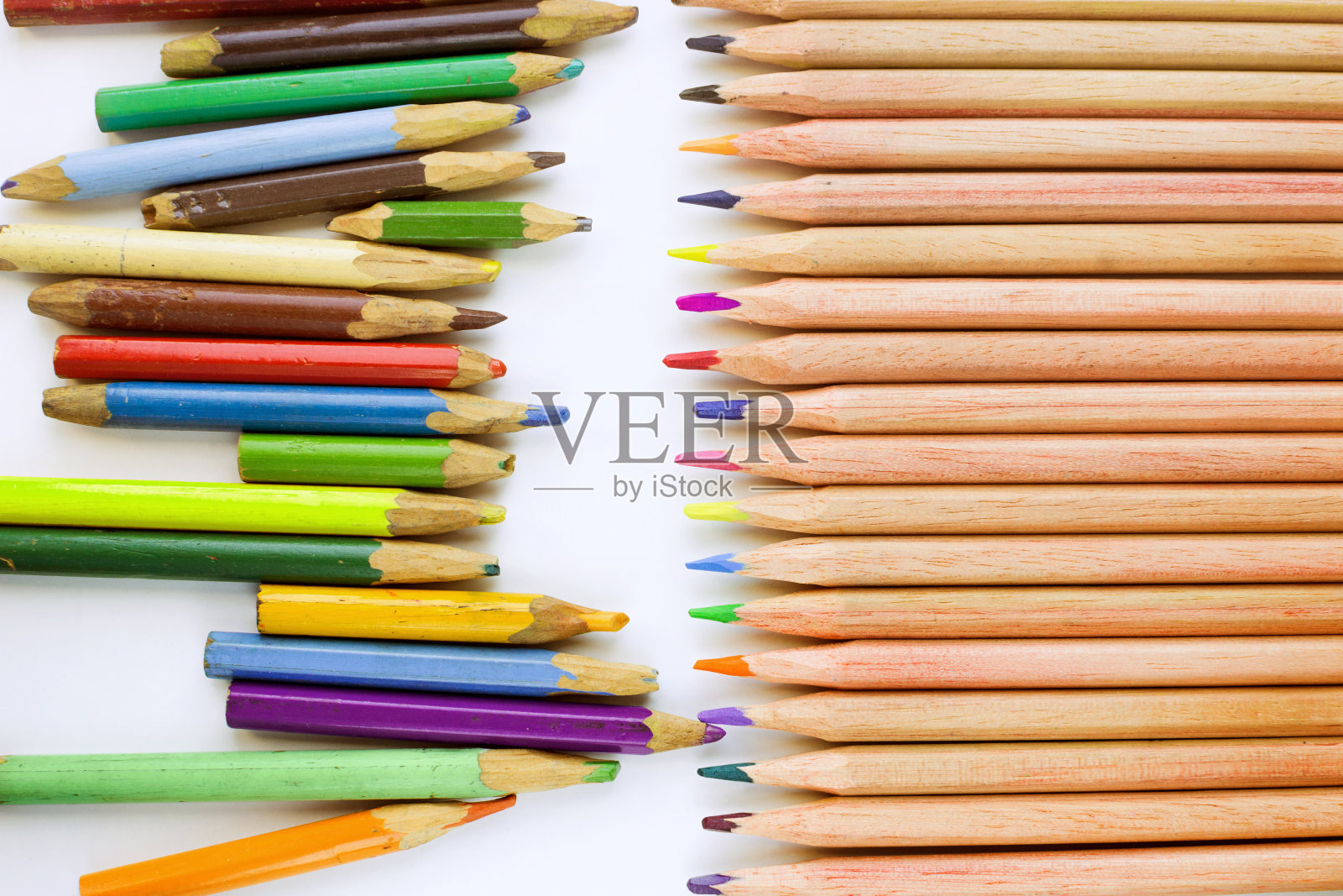 旧彩铅笔和新铅笔平躺着，不同的生活经历，对立，团队合作，代际差异照片摄影图片