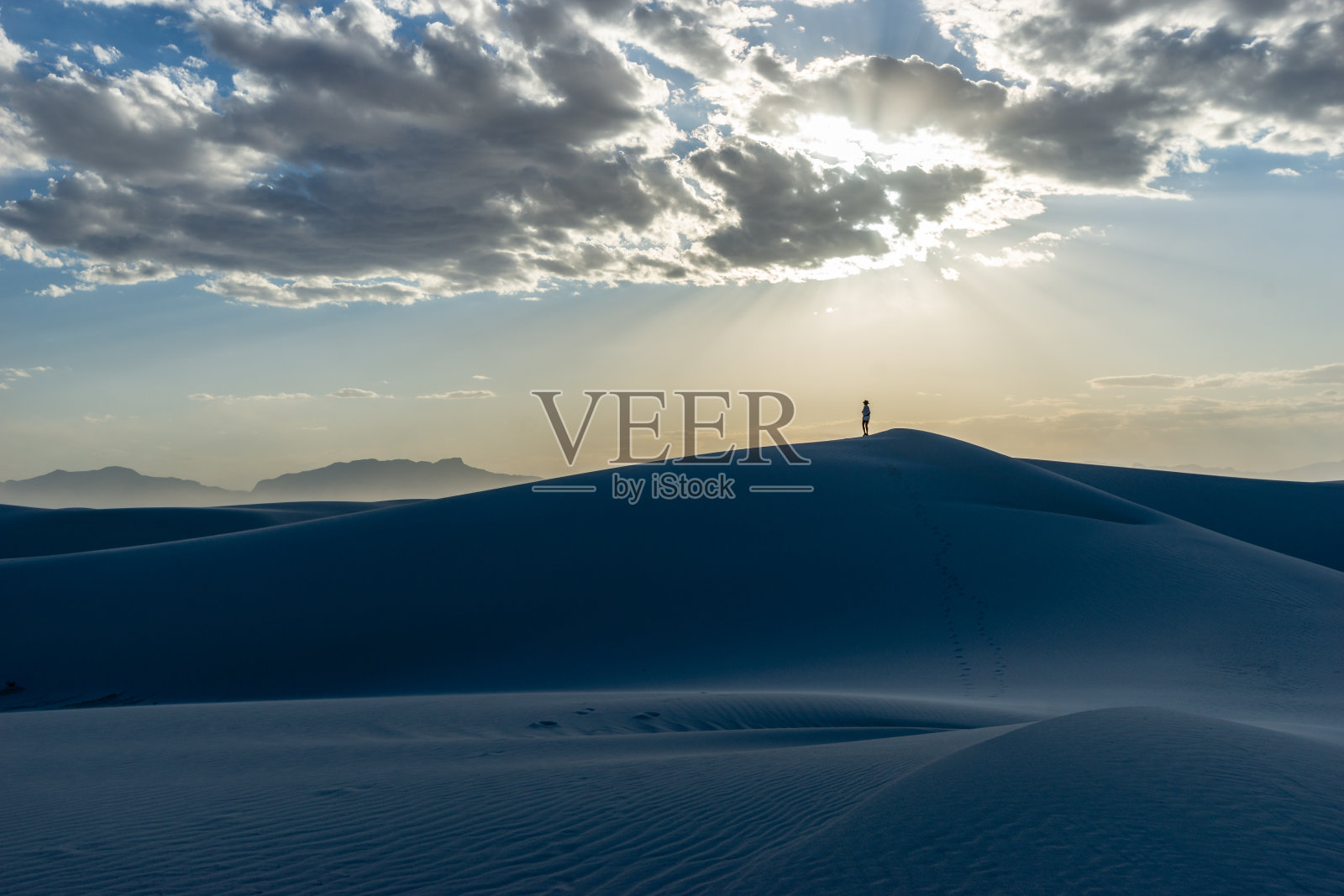 女游客站在美国新墨西哥州白沙国家公园的沙丘上照片摄影图片