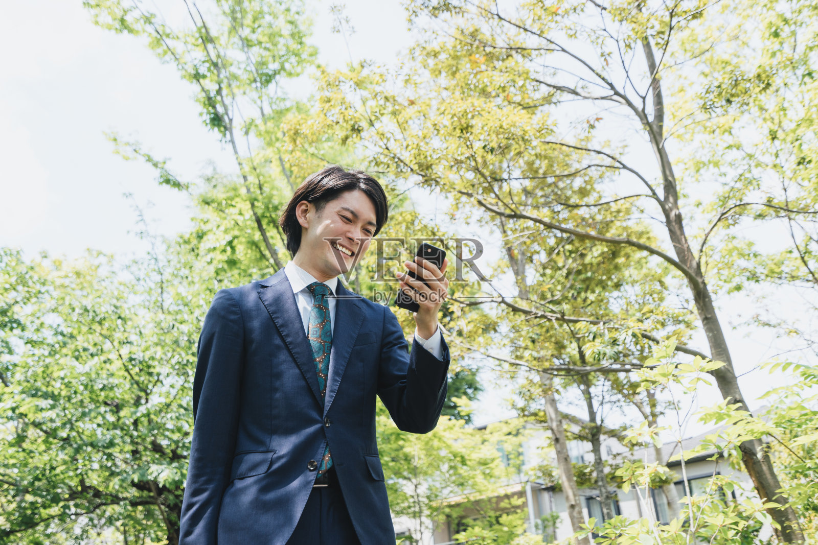 一个商人在通勤时使用智能手机的物联网图像照片摄影图片