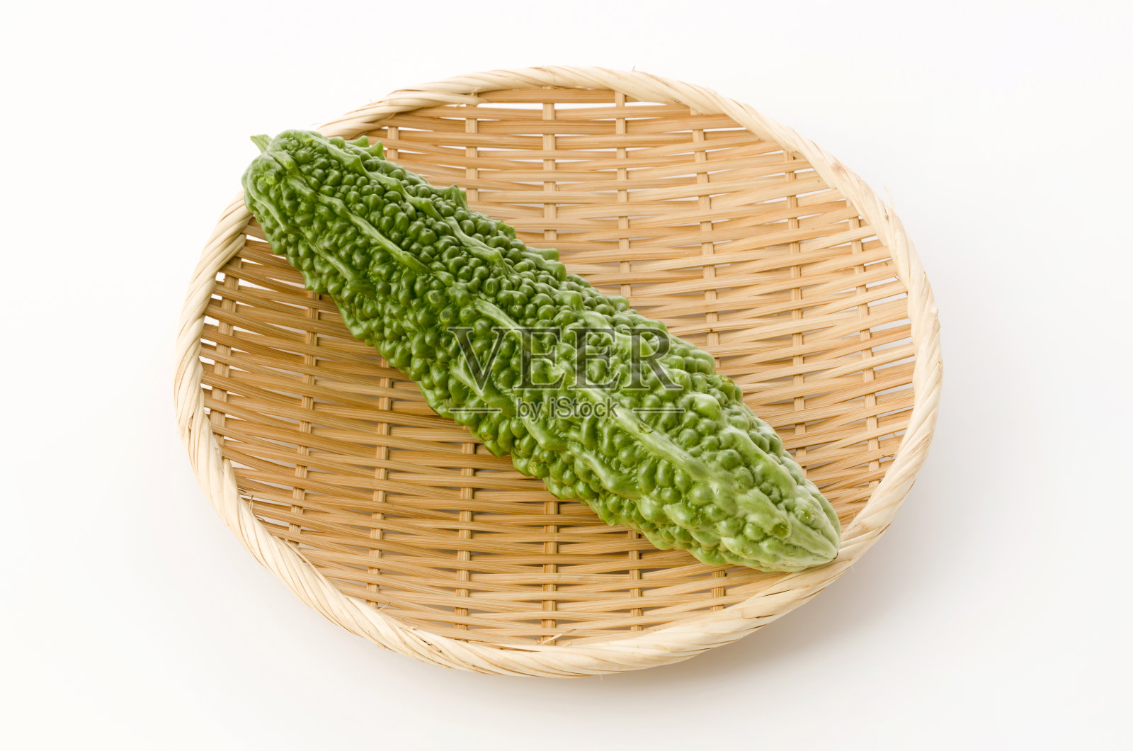 新鲜戈雅，苦瓜竹筛白底照片摄影图片