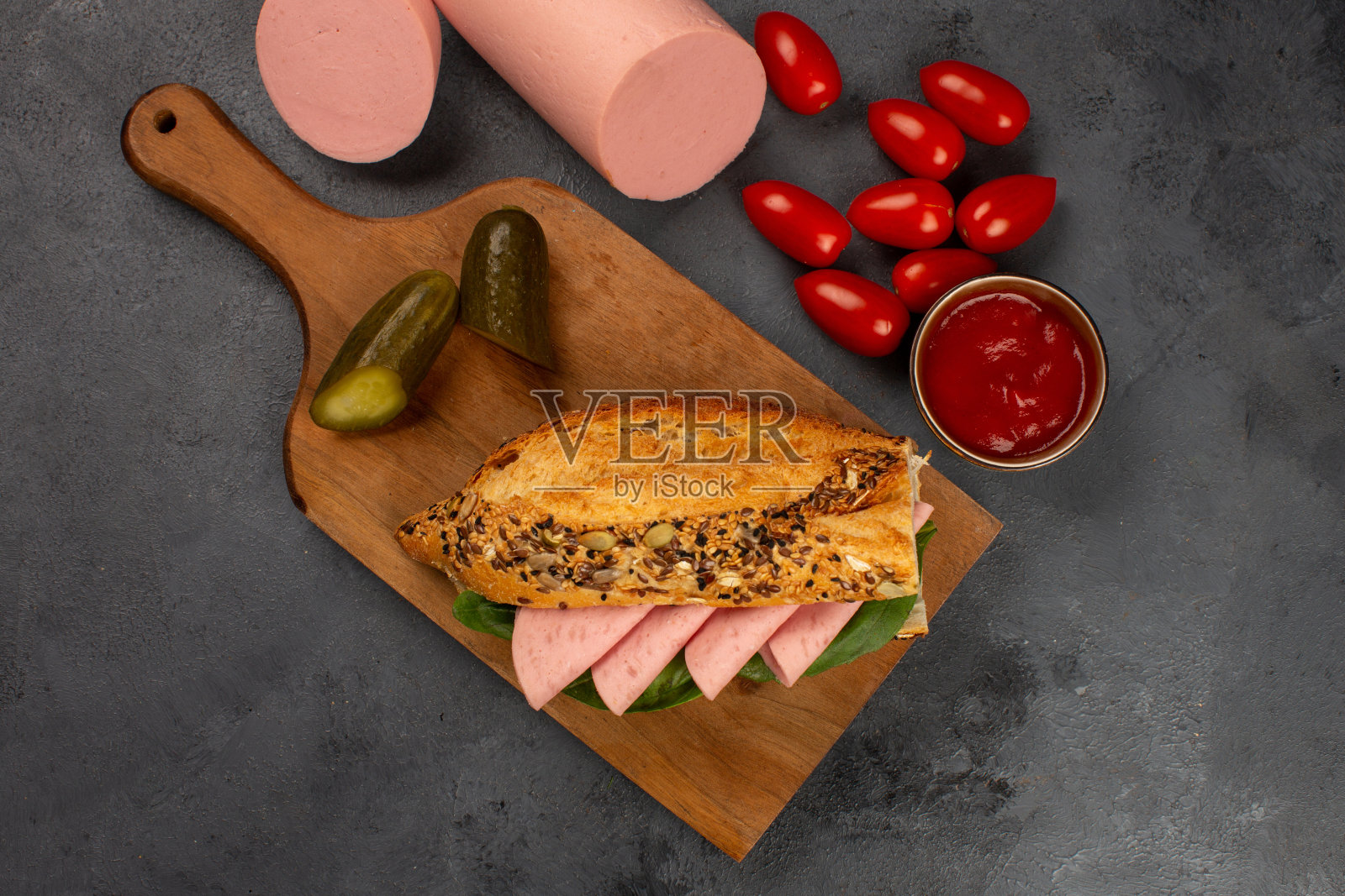 美味的法式长棍三明治配火腿，香肠和意大利腊肠照片摄影图片