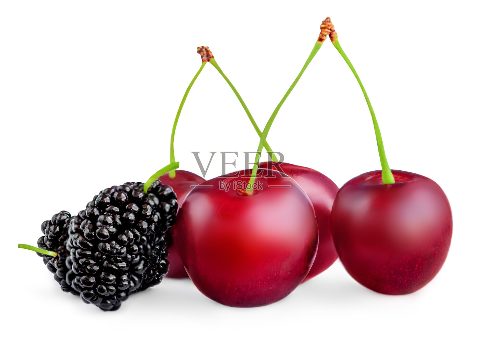 红樱桃和黑莓分离。白色背景上的甜樱桃。混合夏日浆果”n照片摄影图片