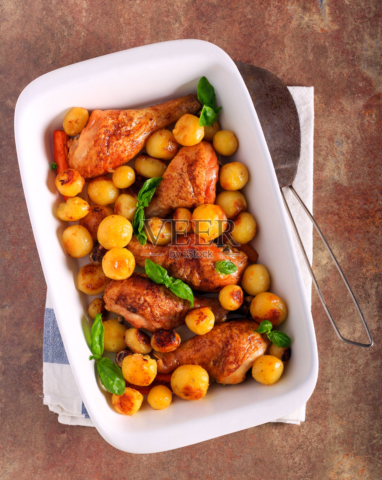 烤鸡腿配土豆照片摄影图片