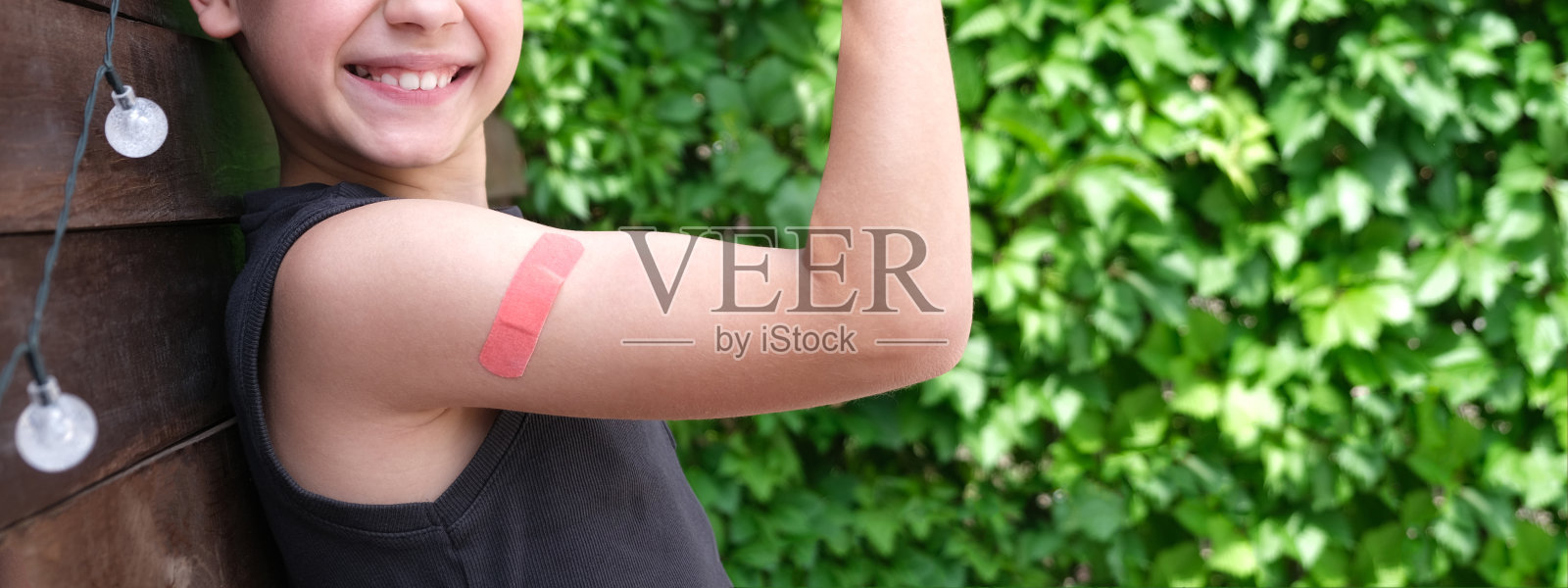 男孩接种了冠状病毒感染疫苗。疫苗接种covid-19。横幅。Sputnik-V。本空间照片摄影图片