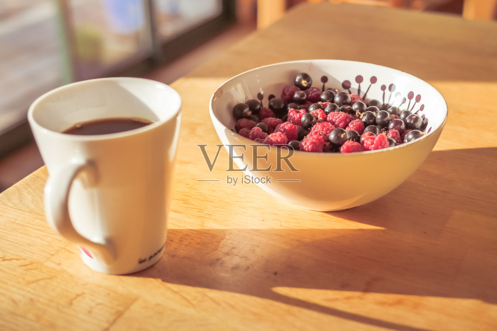 法国南特——2021年6月19日:早餐吃一碗红色水果，喝咖啡照片摄影图片