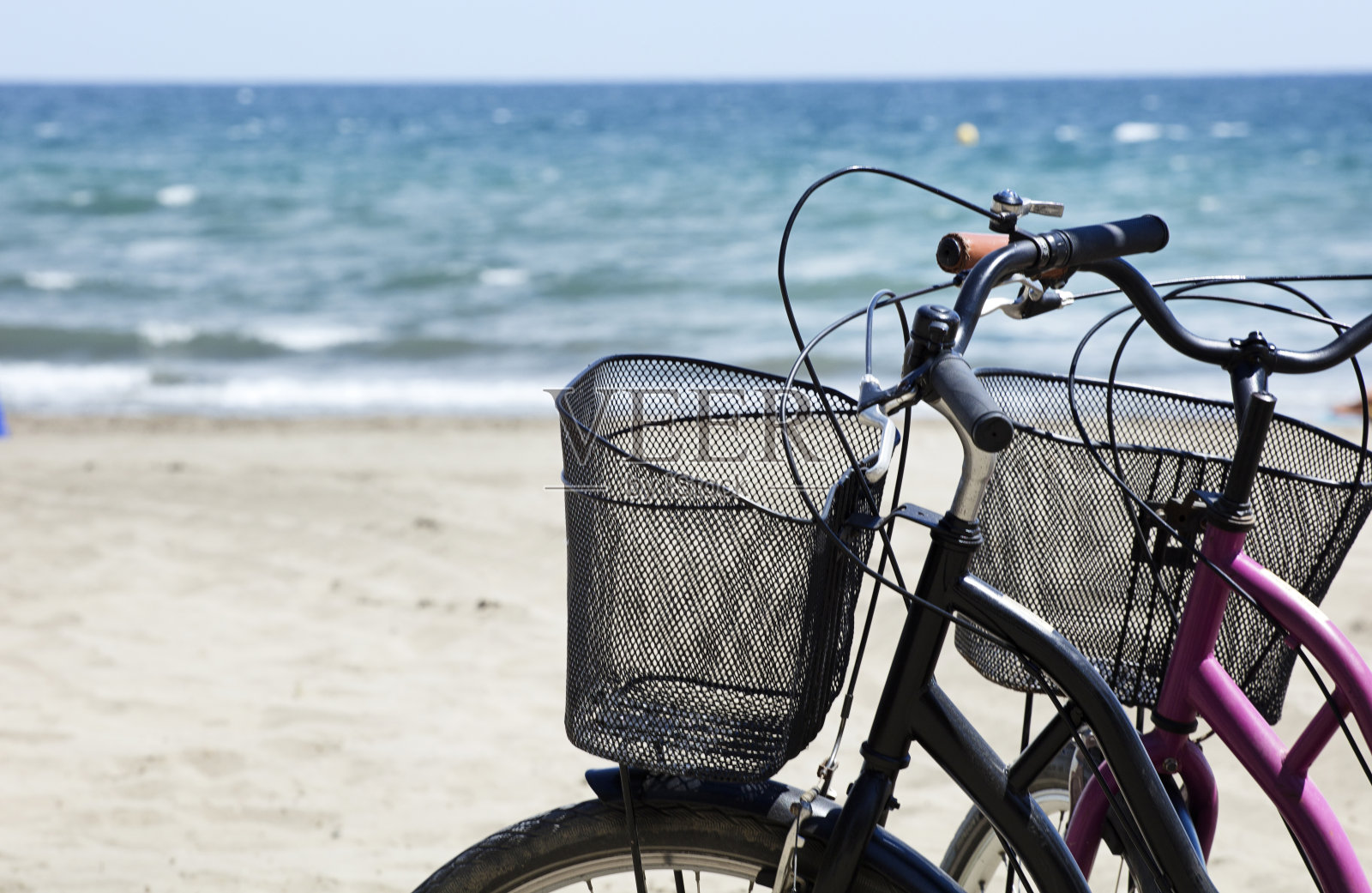 生态流动概念，两辆经典的粉色自行车，停在海边，照片摄影图片