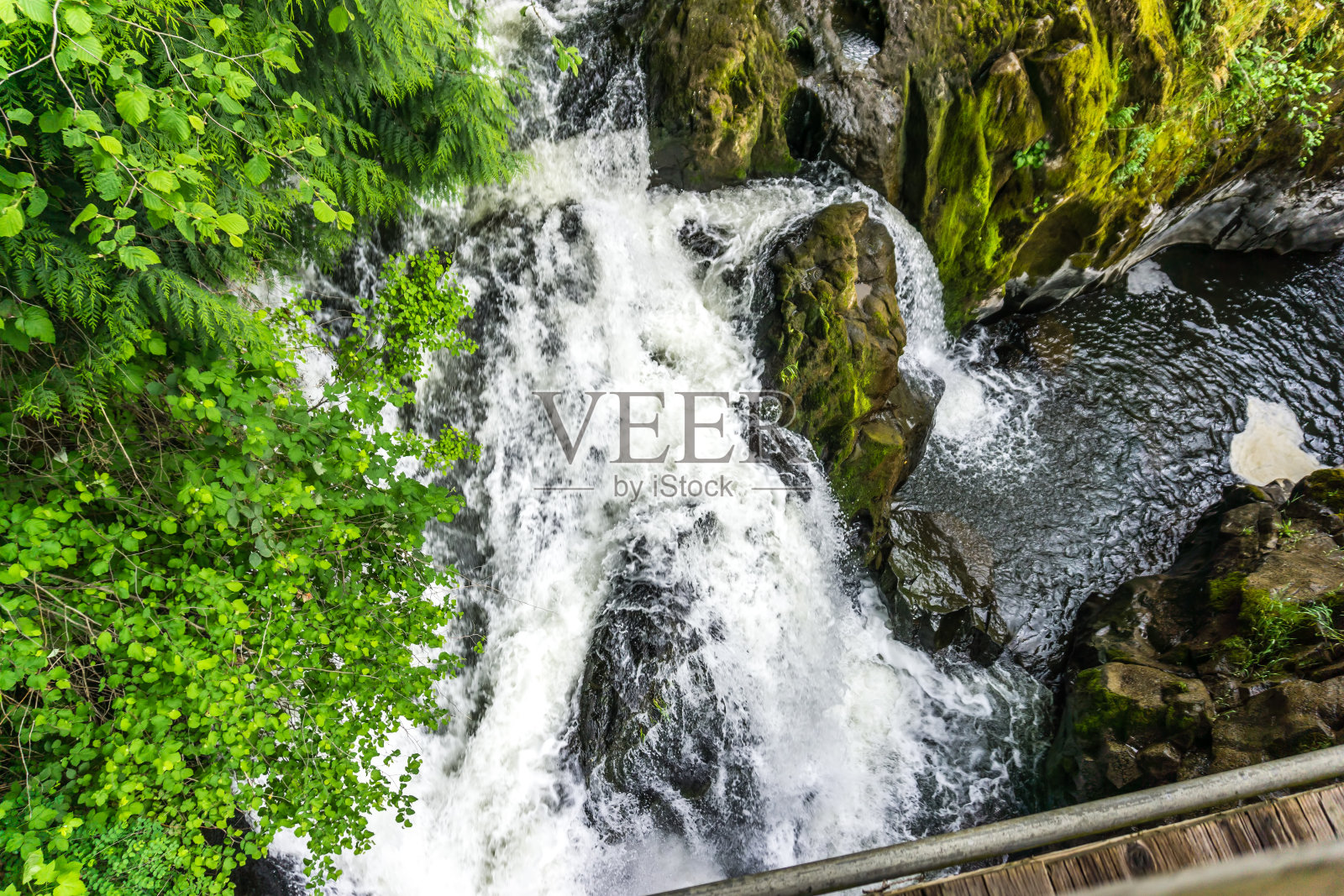湍急的瀑布照片摄影图片
