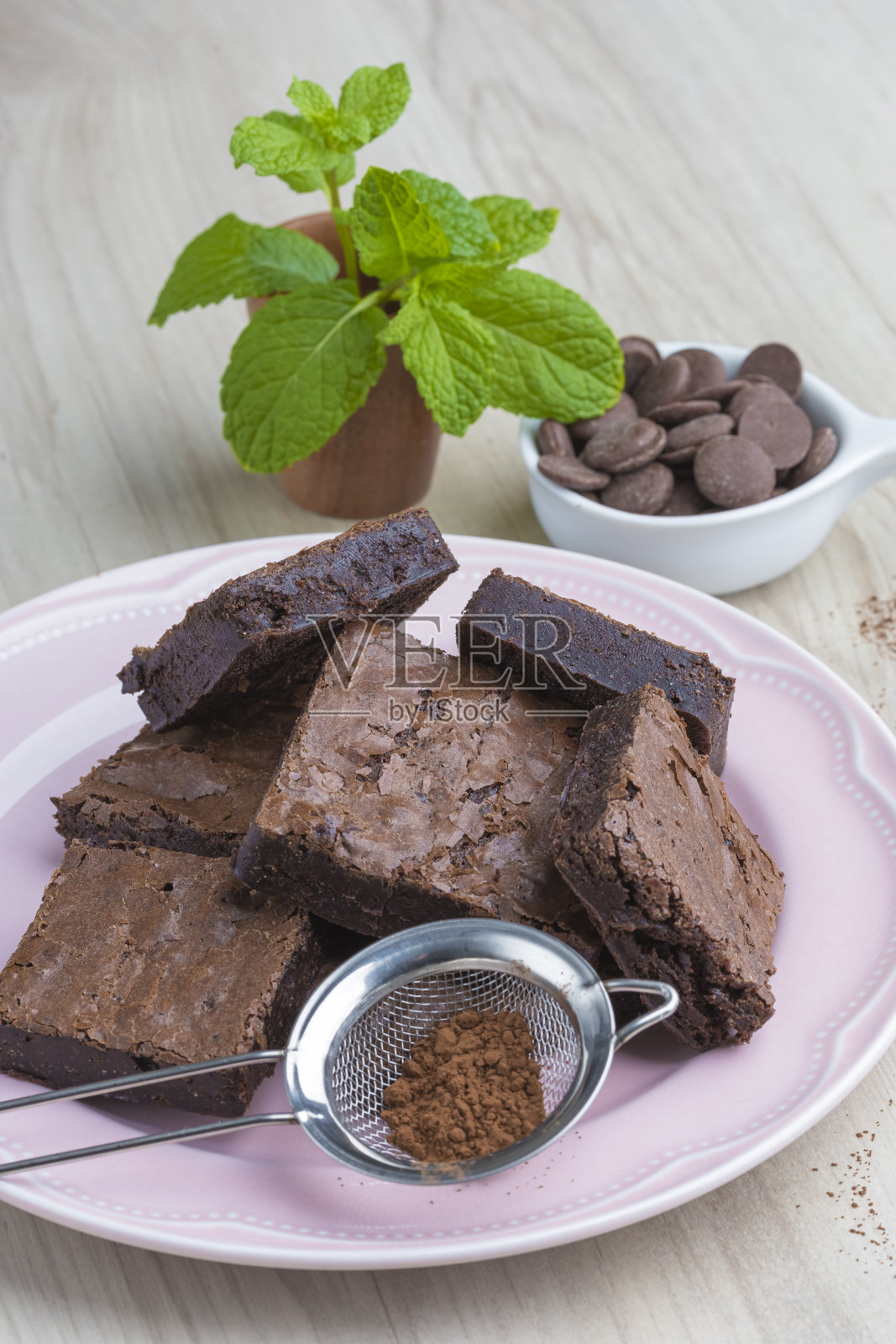 布朗尼碎片放在粉红色的盘子里照片摄影图片
