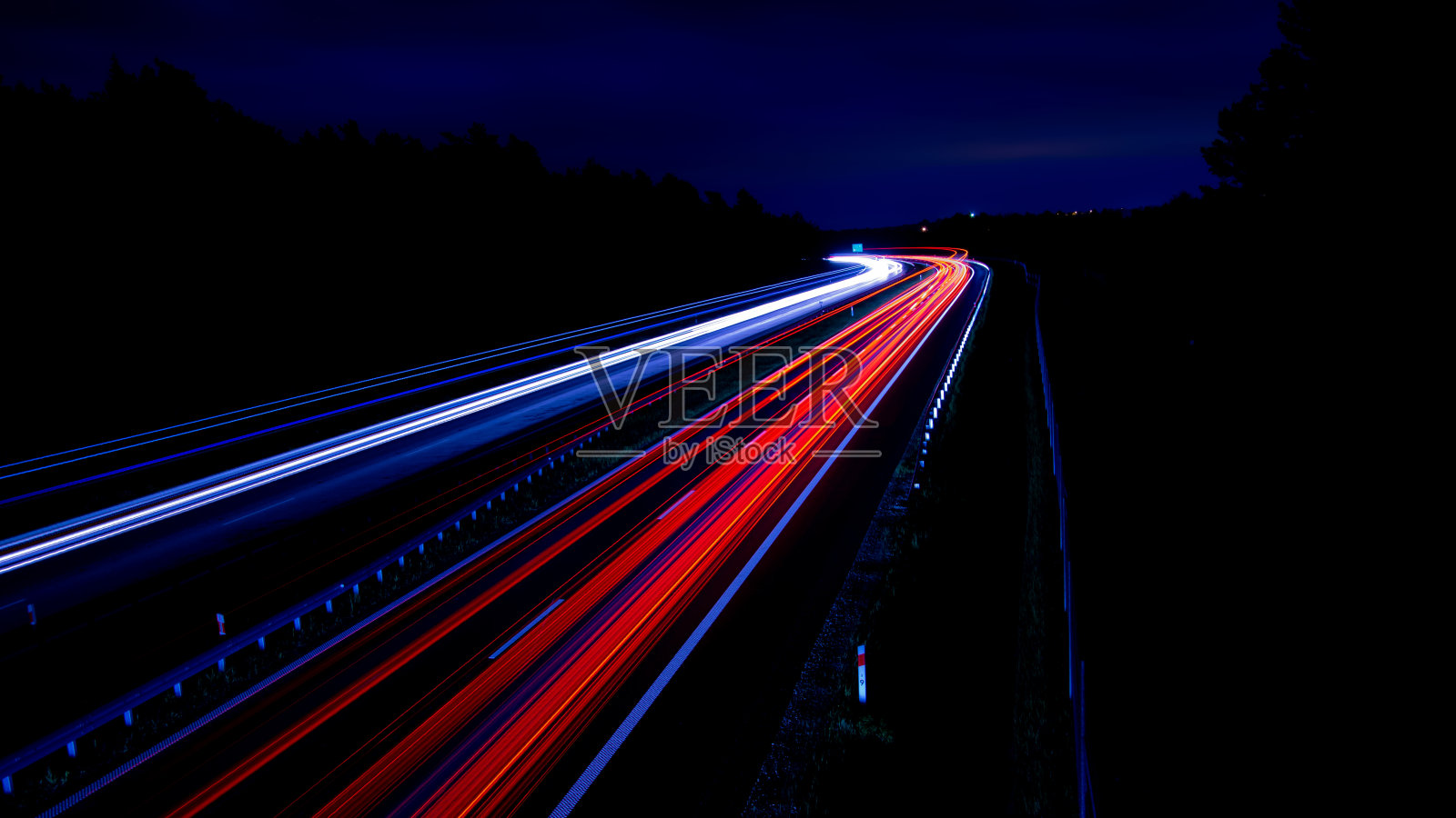 夜灯。夜晚行驶的汽车的灯光。长时间曝光五彩缤纷的照片摄影图片