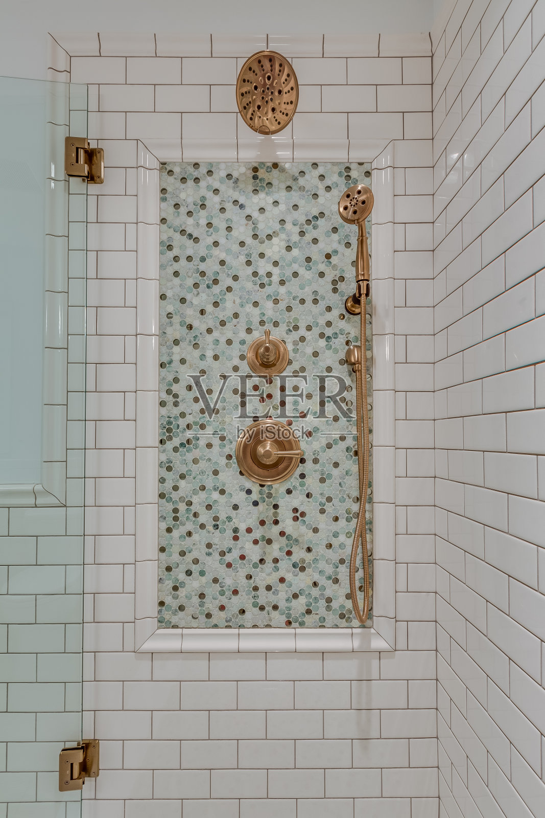 白色的地铁瓷砖在新的淋浴和更小的彩色瓷砖照片摄影图片