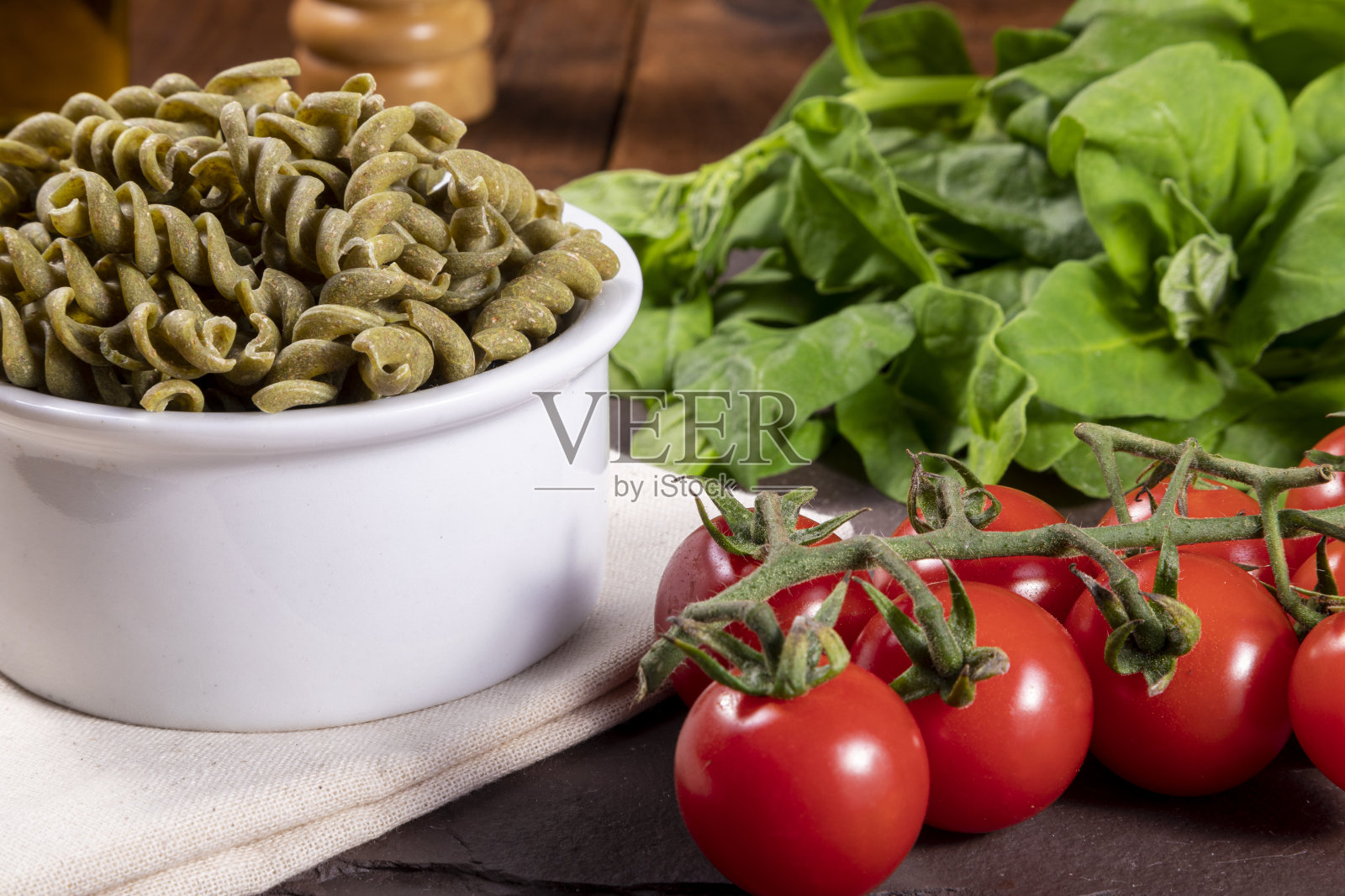 生菠菜炒面，素食，纯素食。健康的食物照片摄影图片