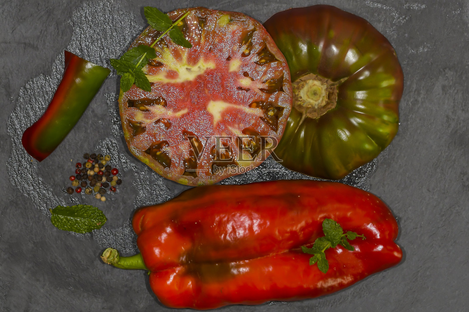 美味的红番茄，劈开就可以吃了照片摄影图片