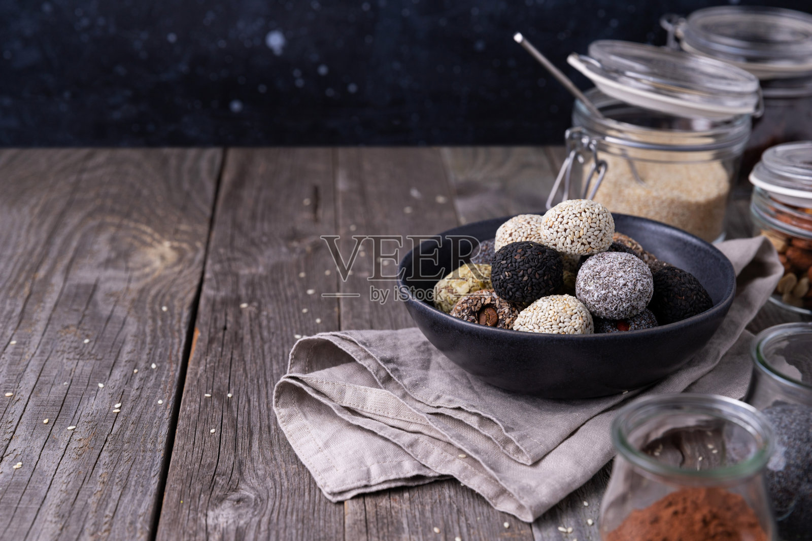 原料能源咬球准备与天然材料在木制背景照片摄影图片