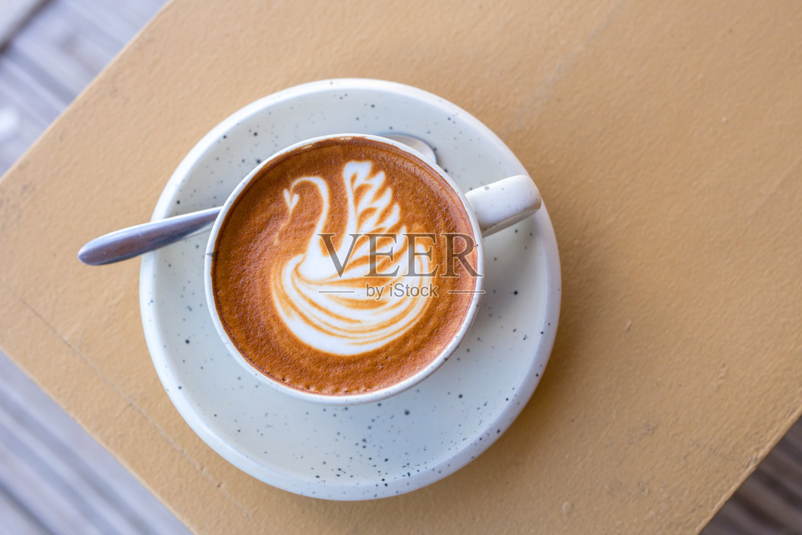顶视图的拿铁热咖啡在白色的杯子在木制桌子的背景照片摄影图片