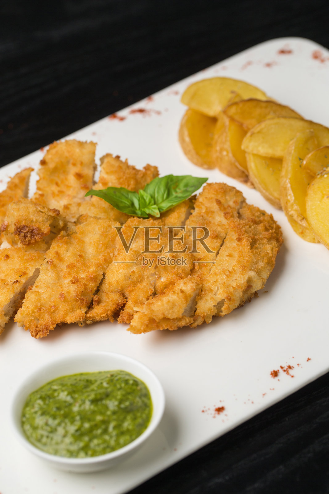 餐馆里的炸鸡胸肉照片摄影图片