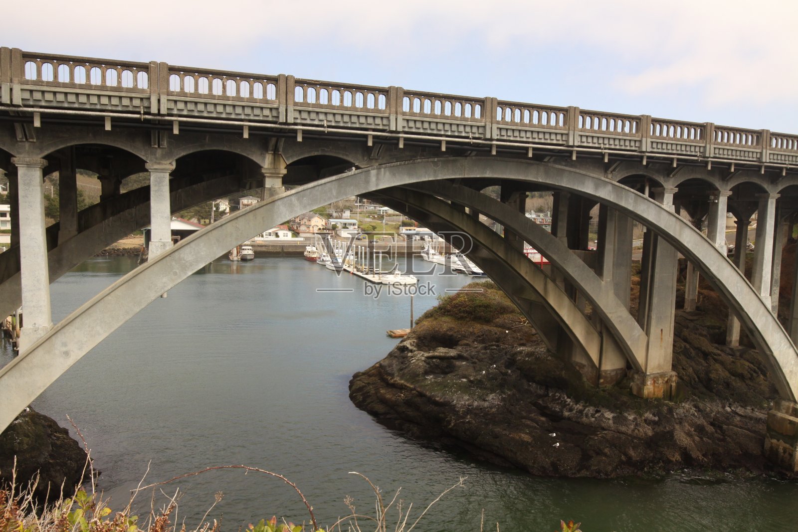 位于俄勒冈州德波湾入口的大桥照片摄影图片