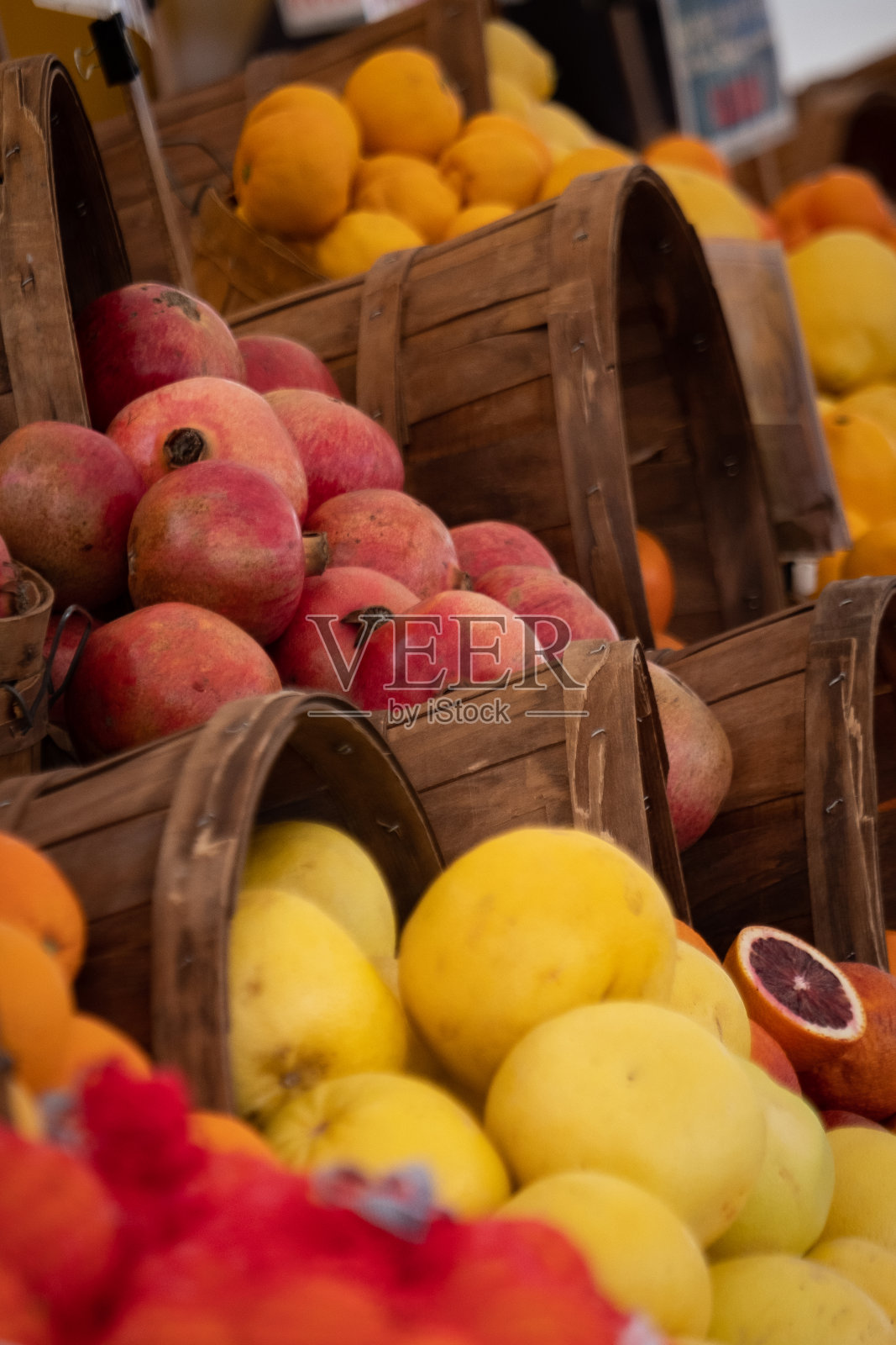 桶的水果-垂直照片摄影图片