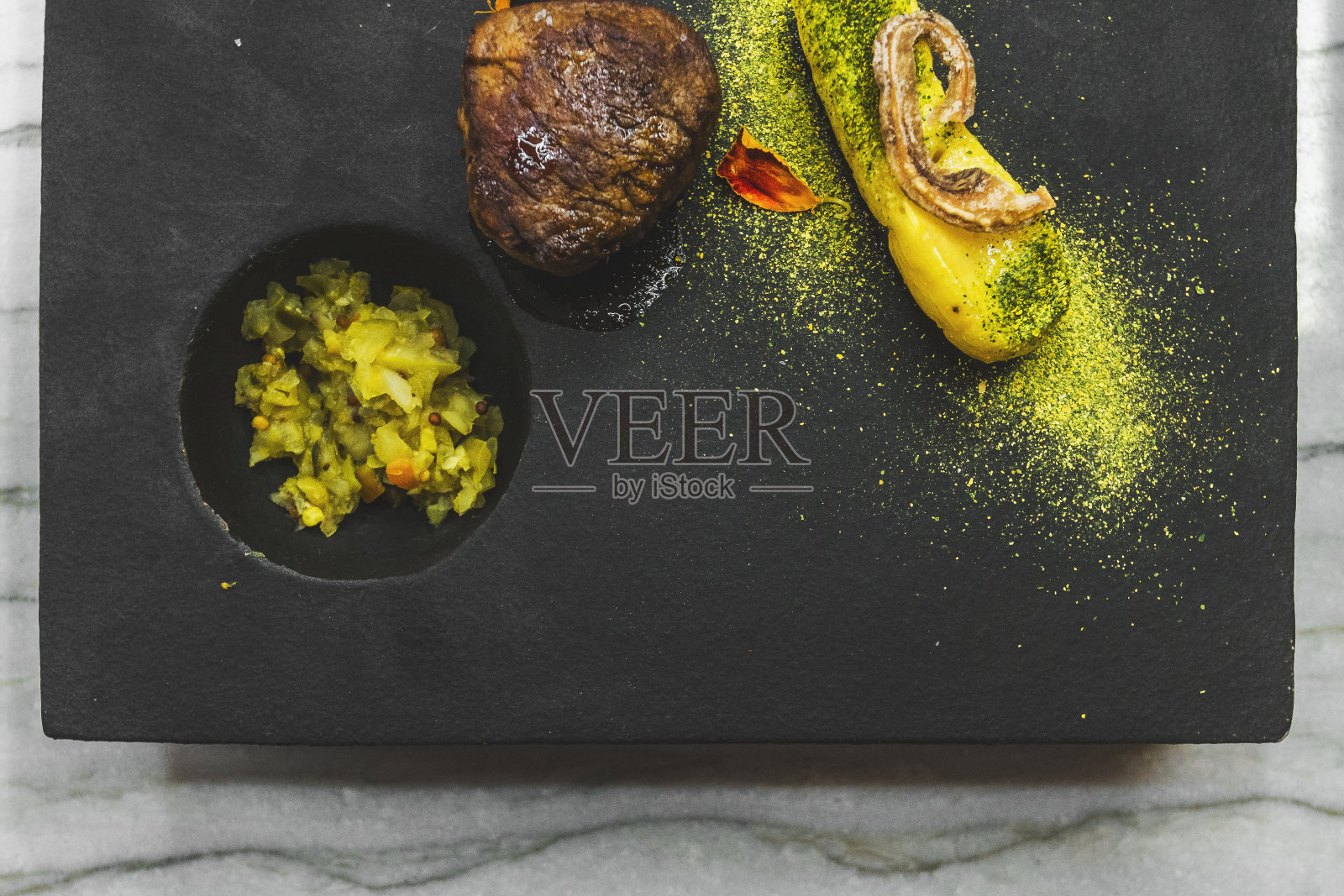 菲力牛排在陶瓷盘子上照片摄影图片