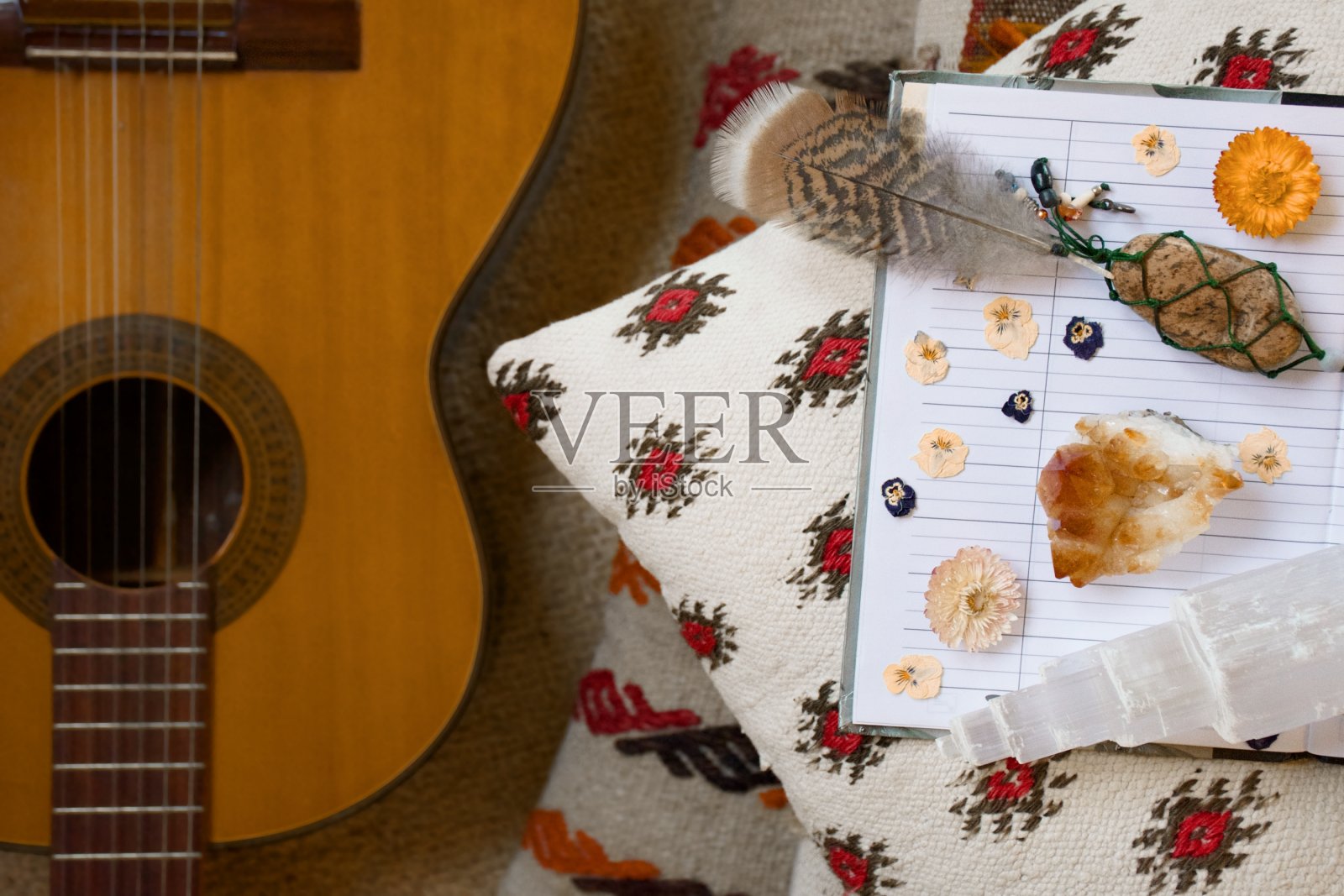 波西米亚生活方式背景-吉他与空白的书，水晶和干花在部落靠垫照片摄影图片