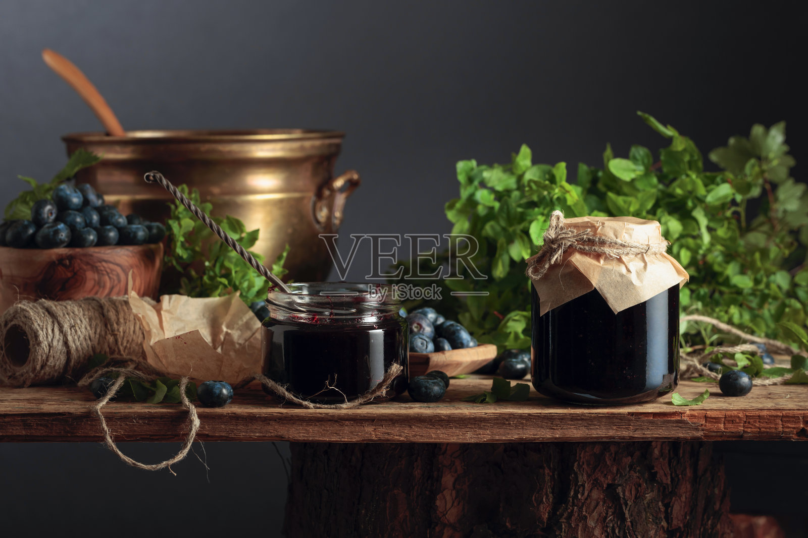 蓝莓果酱和新鲜浆果。照片摄影图片