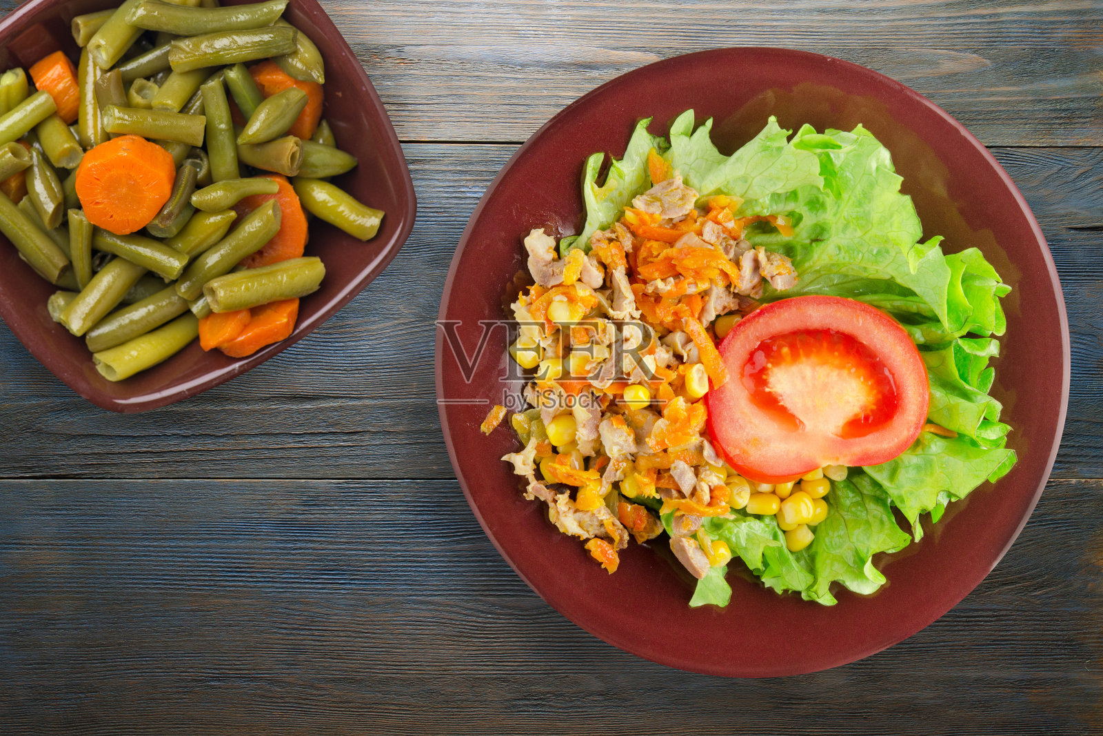鸡胃沙拉，胡萝卜和玉米，沙拉放在盘子里照片摄影图片