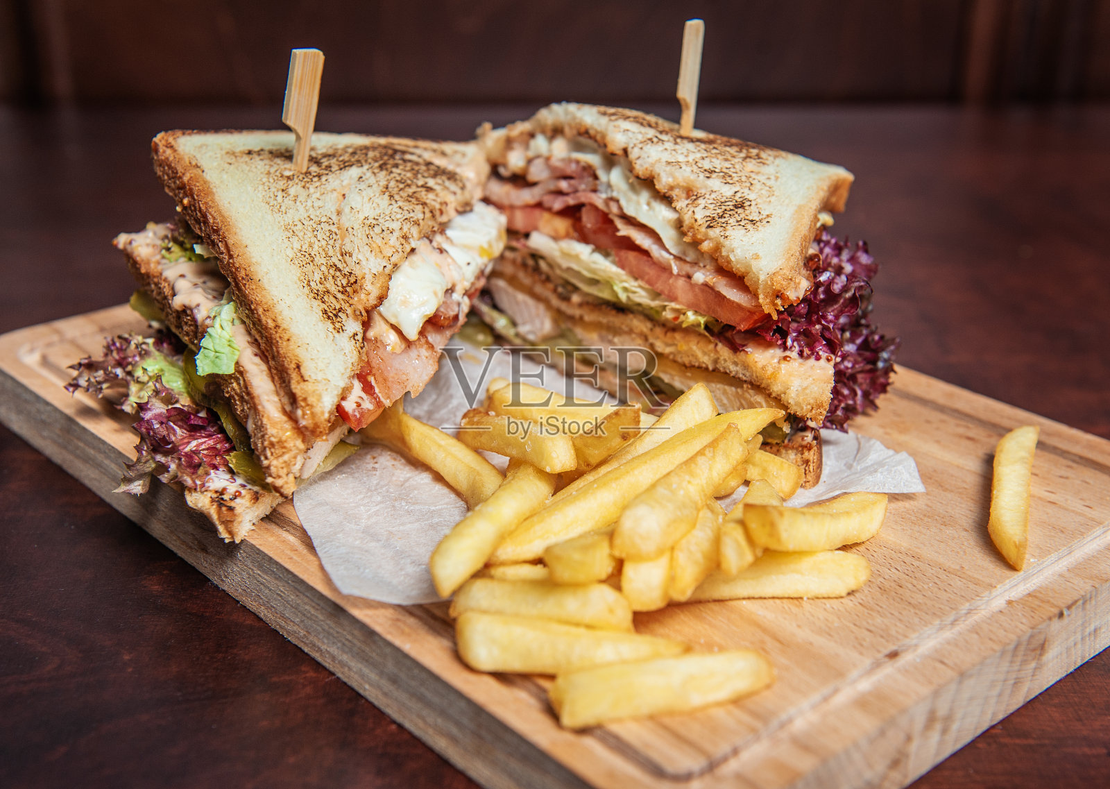 三明治加炸薯条照片摄影图片