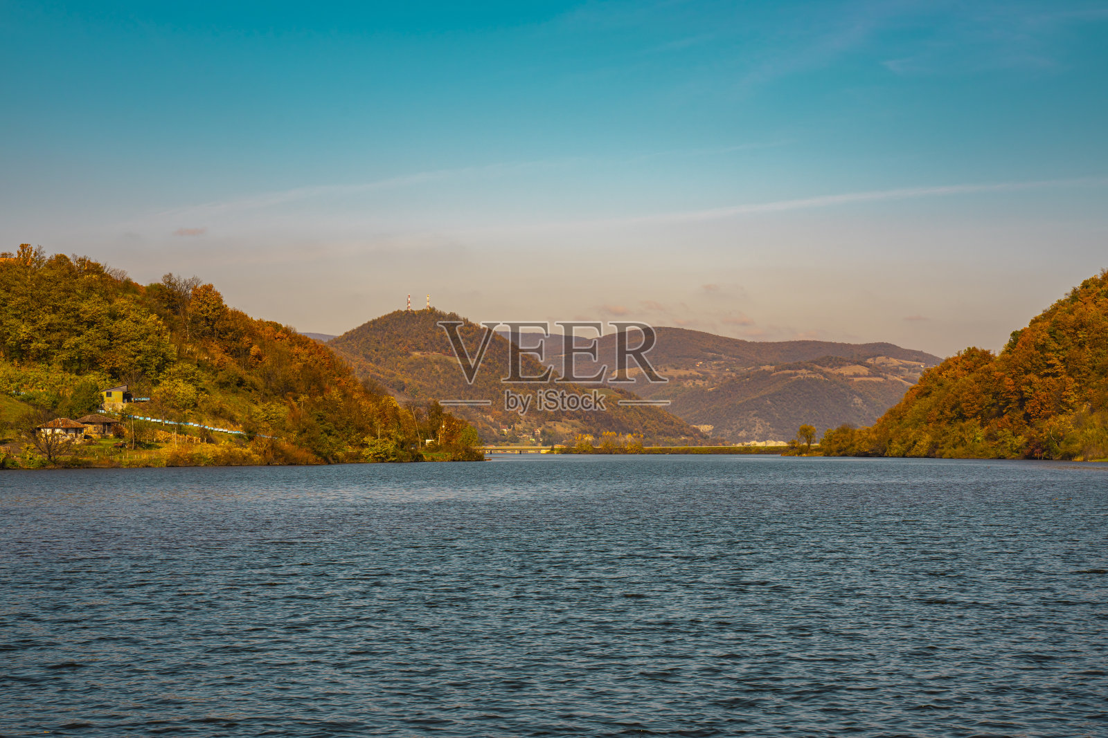 多瑙河峡谷，在塞尔维亚和罗马尼亚的边界照片摄影图片