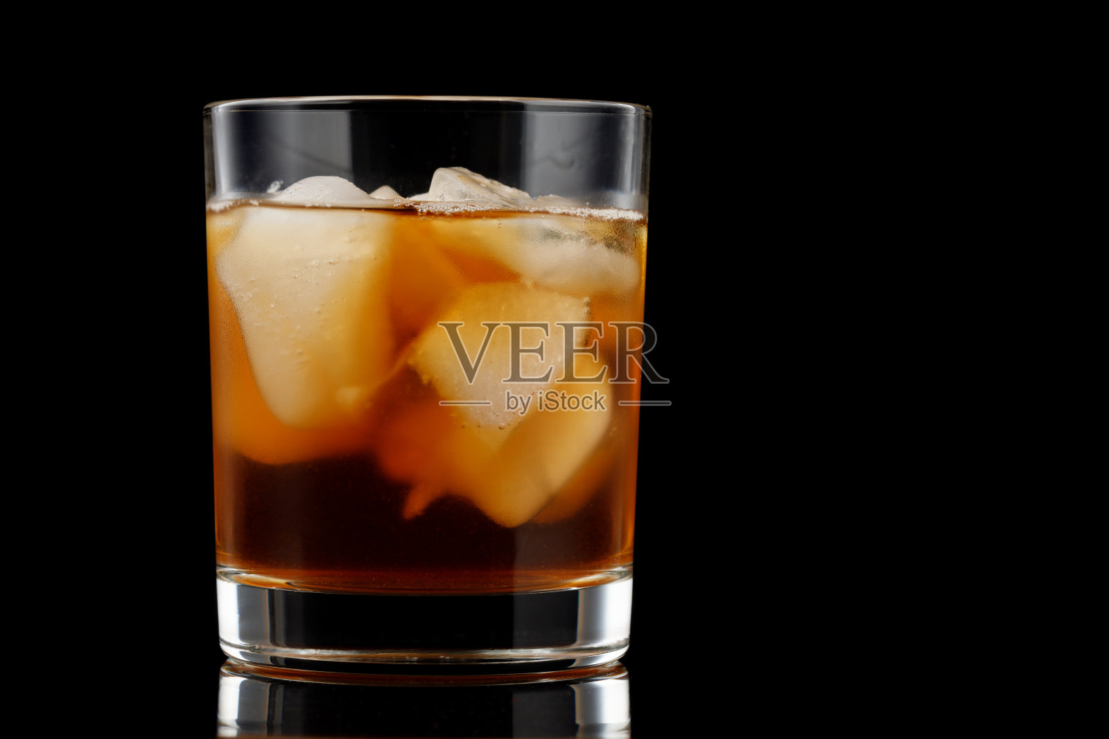 茶加冰的玻璃杯在一个黑色的背景。照片摄影图片