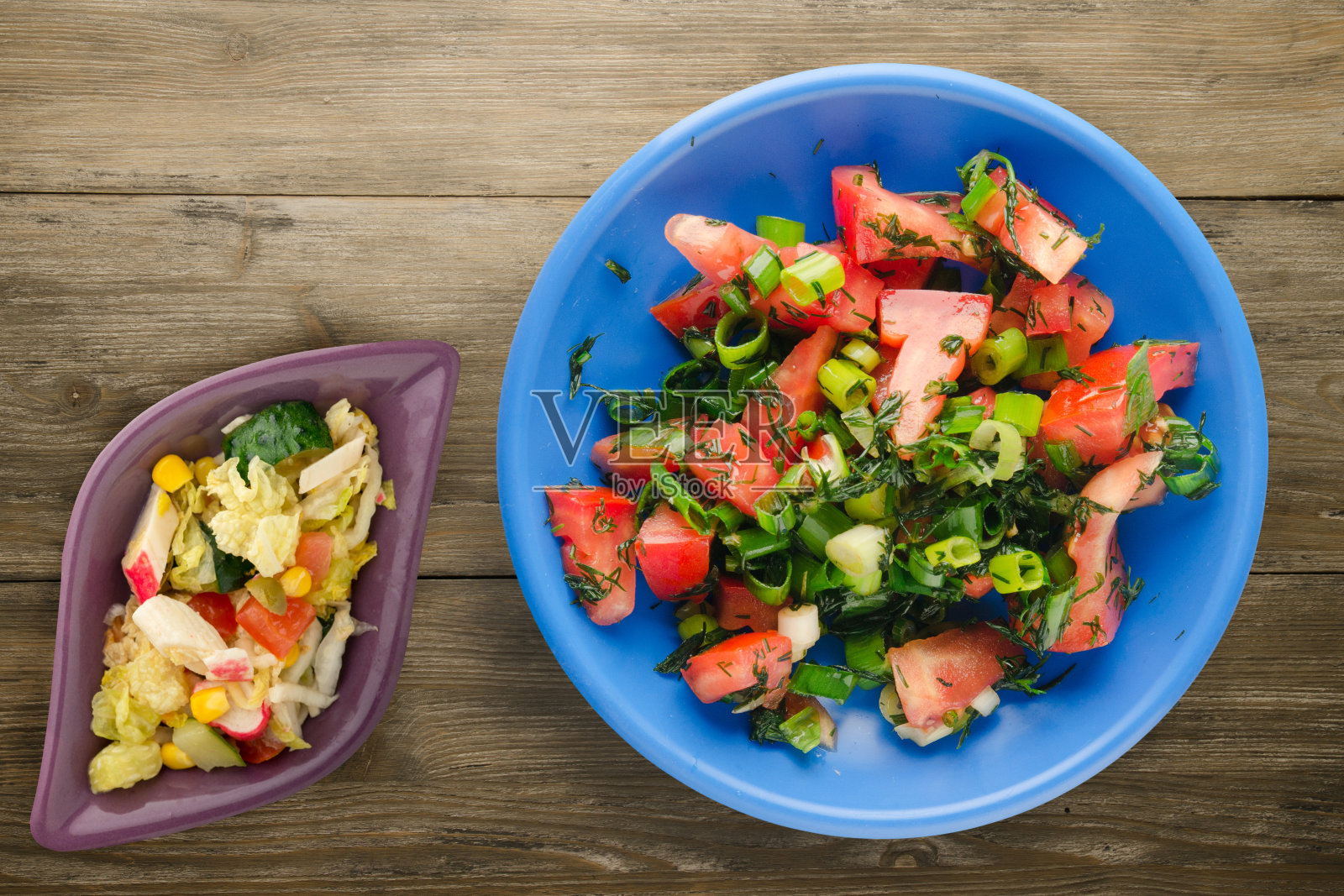 番茄，洋葱，茴香，木背景盘照片摄影图片