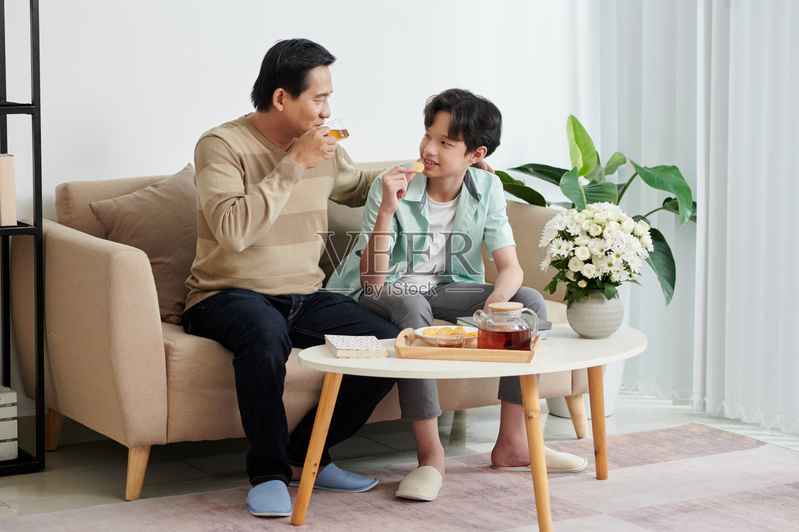 父子对话照片摄影图片