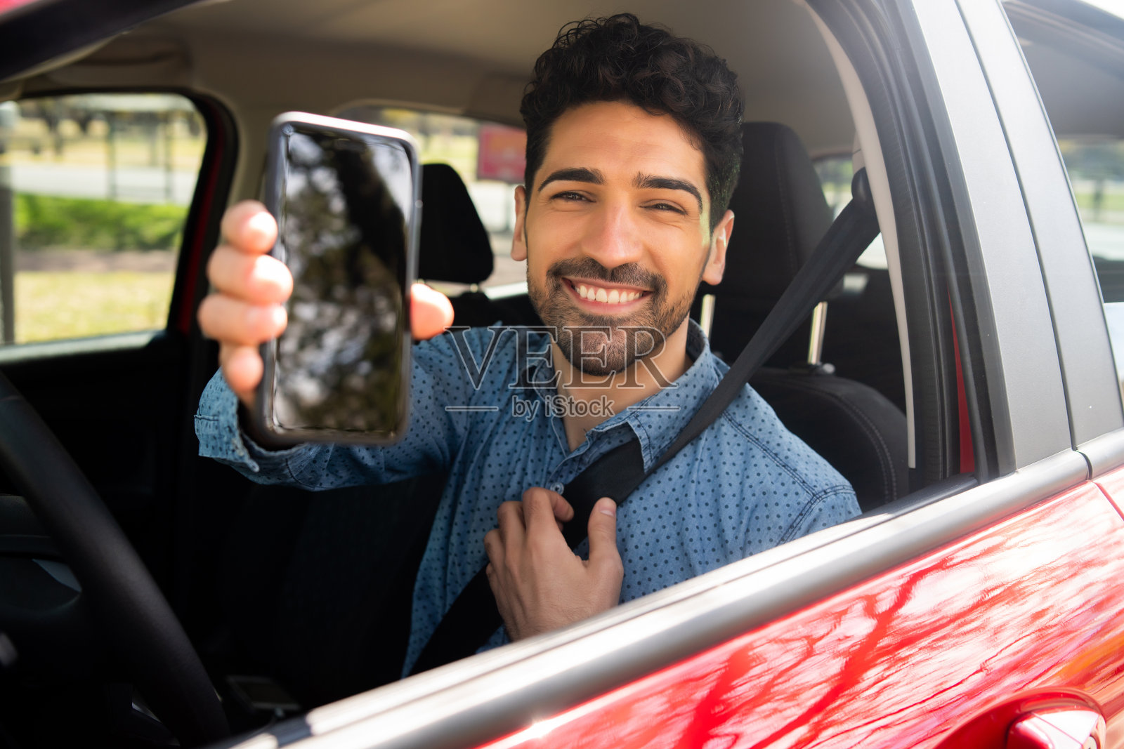 男人在手机屏幕上显示一些东西。照片摄影图片